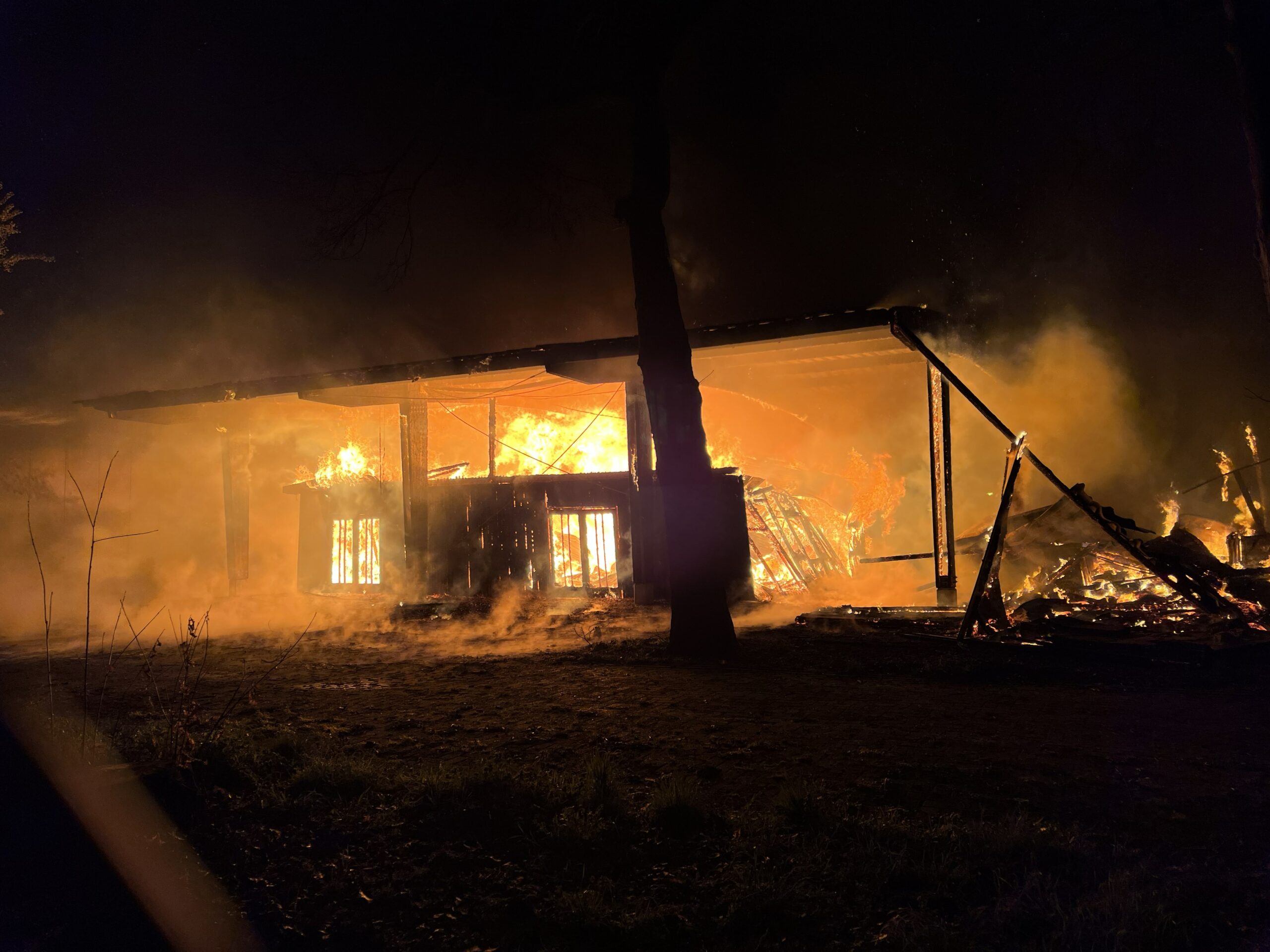 Grote brand bij voormalig azc, bewoners moeten binnen blijven