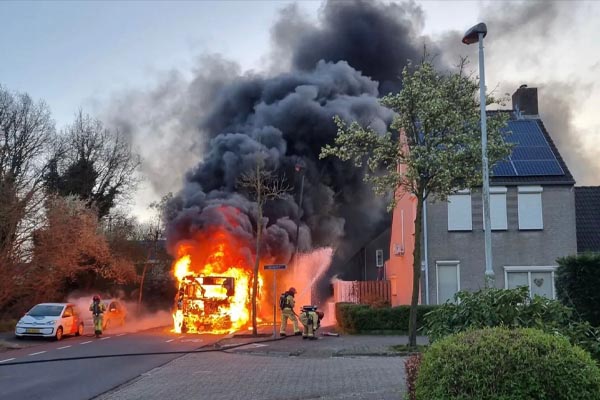 Stadsbus brandt volledig uit