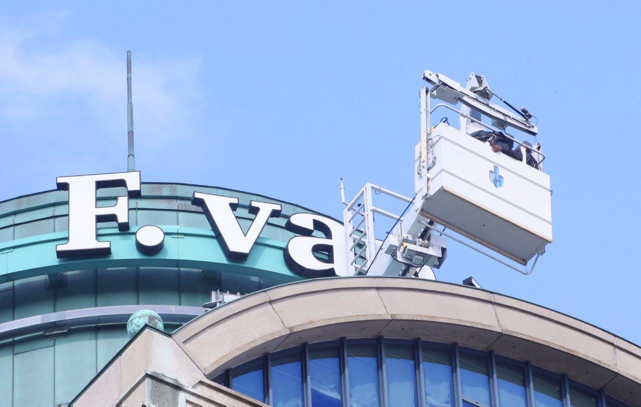 Glazenwassers zitten uren op grote hoogte vast