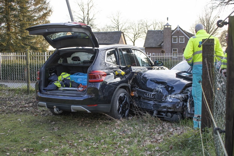 Twee voertuigen afgesleept na botsing