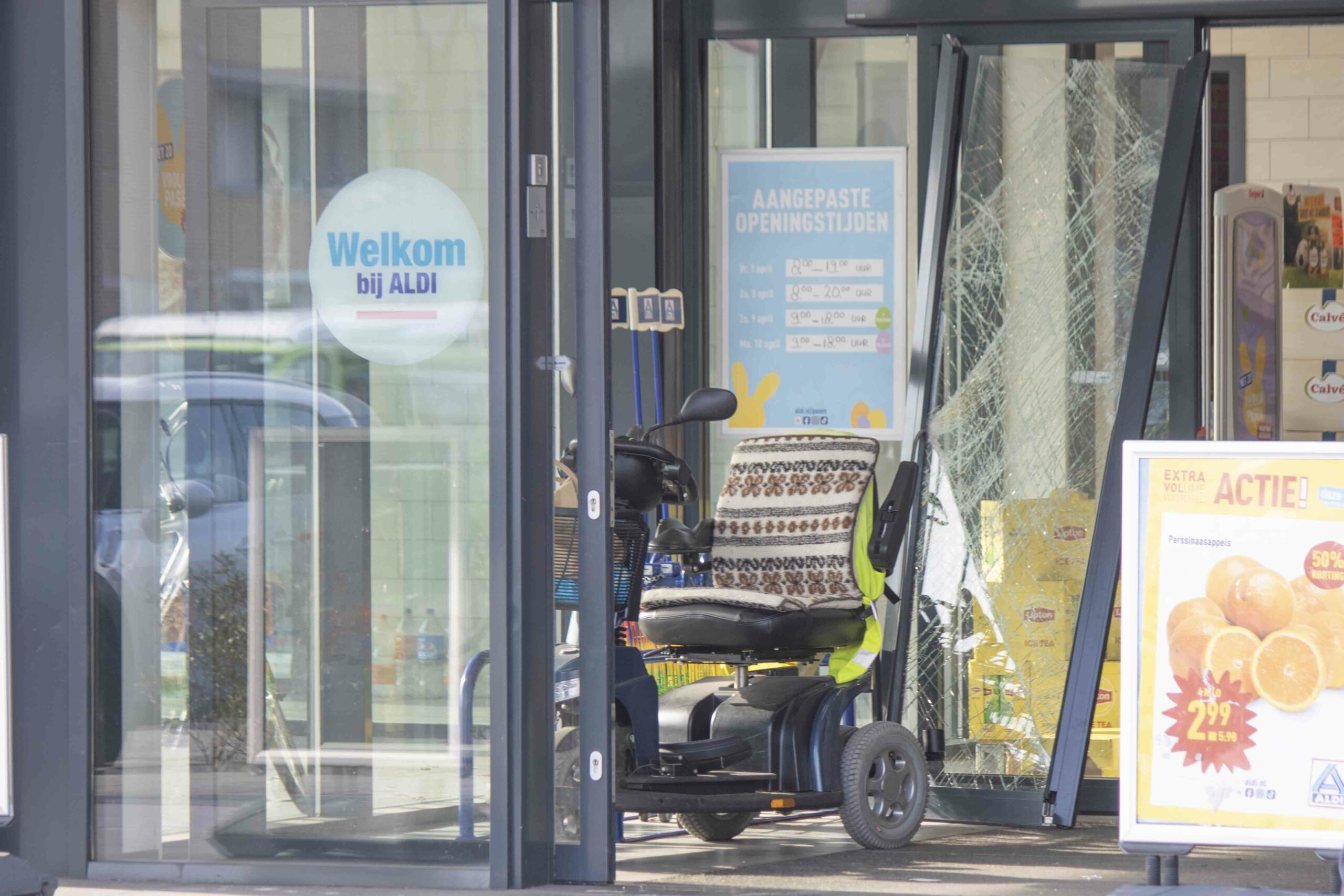 Bestuurder van scootmobiel rijdt door schuifdeur bij Aldi
