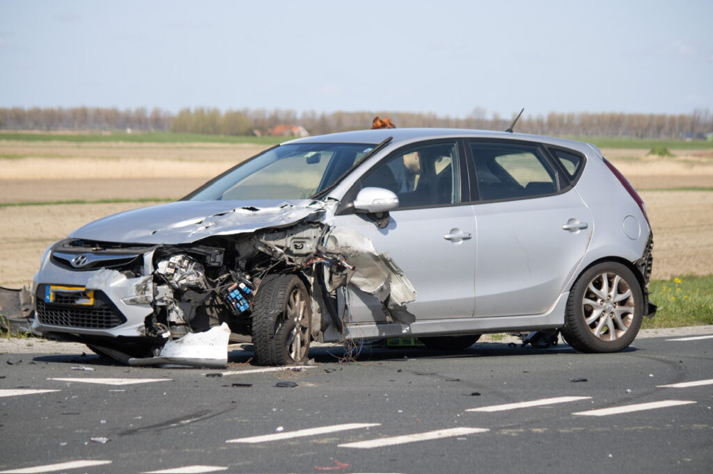 Flinke Schade Na Botsing Tussen Auto’s En Vrachtwagen - 112Brabant