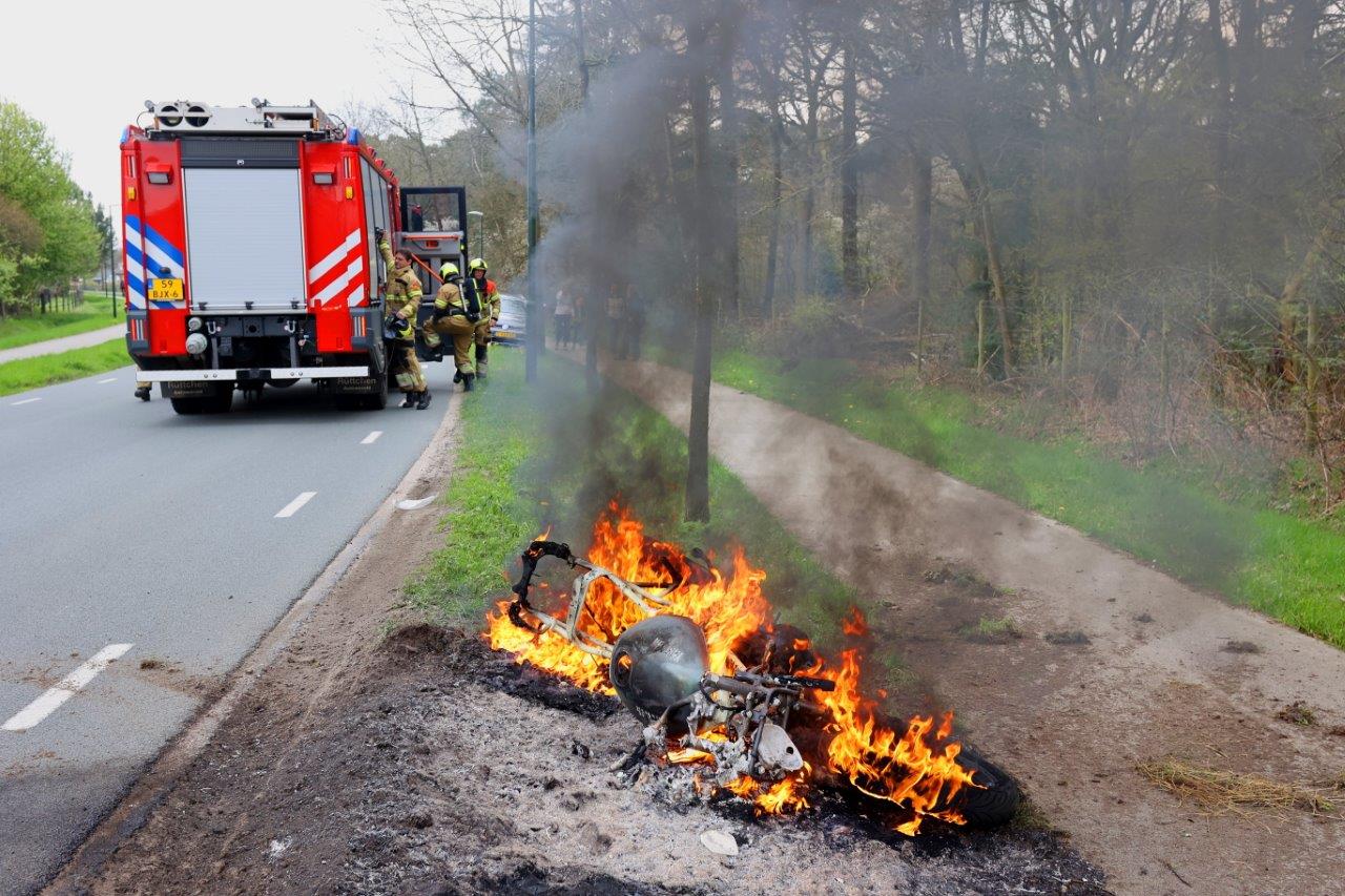Motor vliegt in brand na eenzijdig ongeval