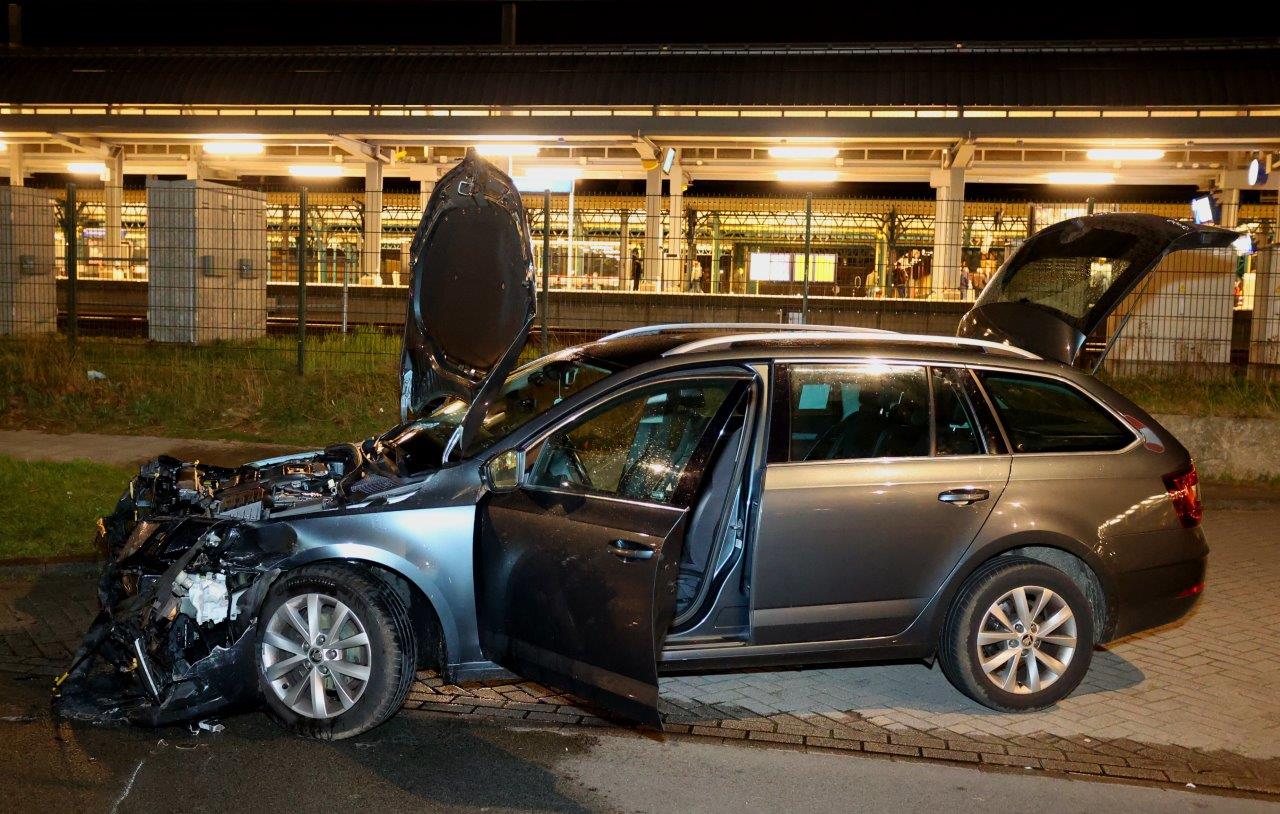 Taxi vat vlam na ongeval met personenauto, bestuurder gevlucht