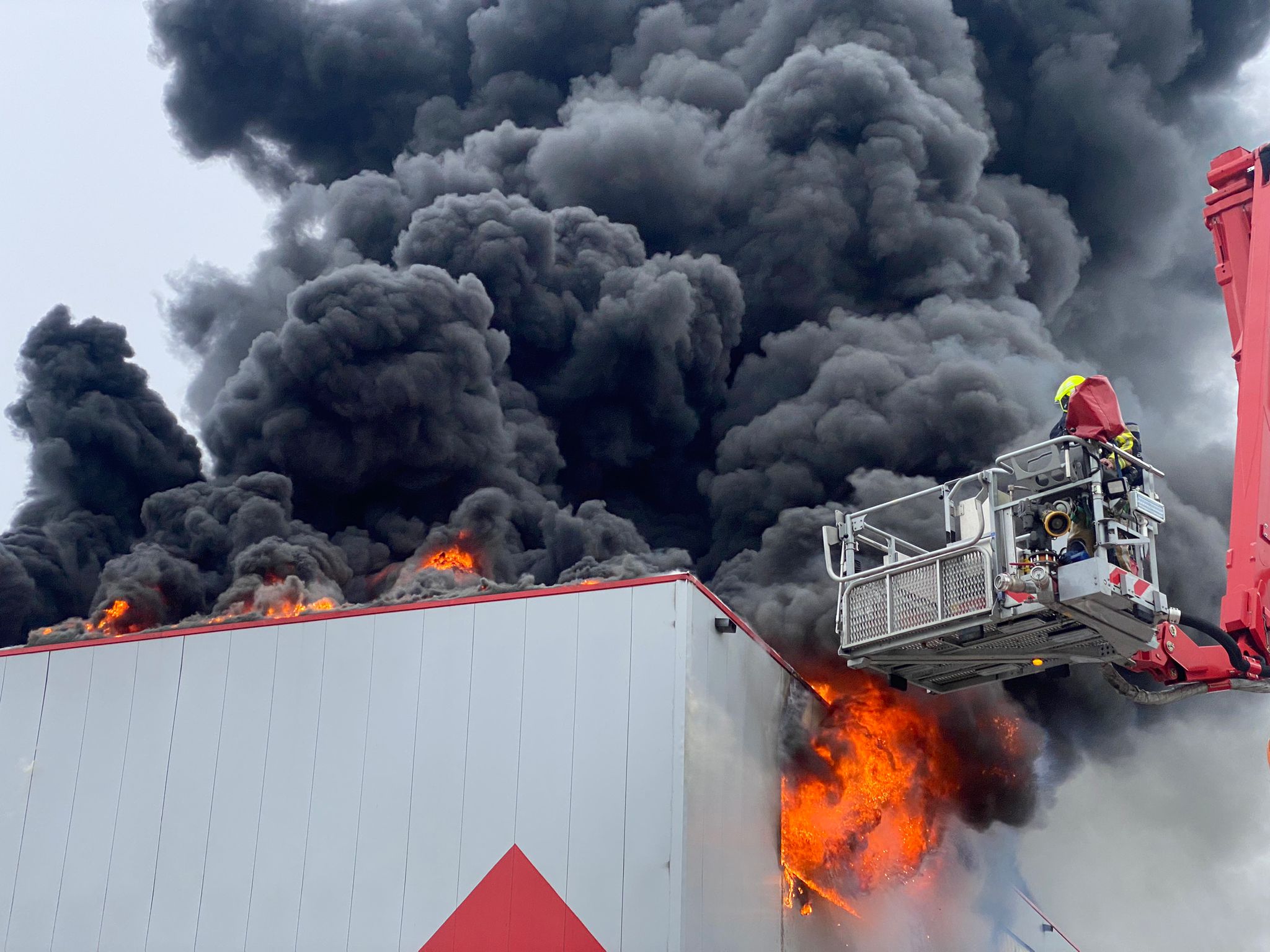 Zeer grote brand op industrieterrein, rook in verre omgeving te zien
