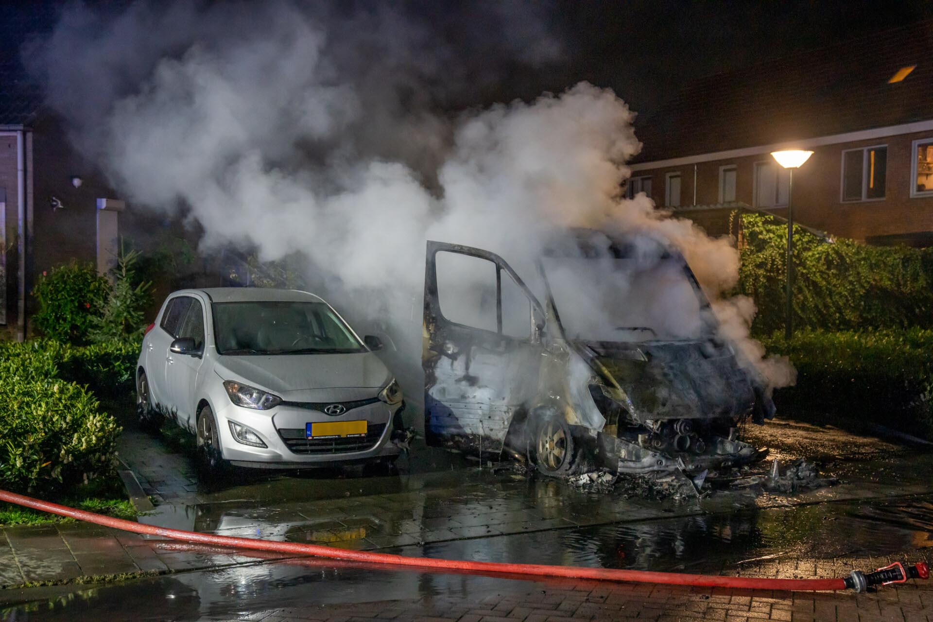 Bestelbus verwoest na brand, vermoedelijk aangestoken