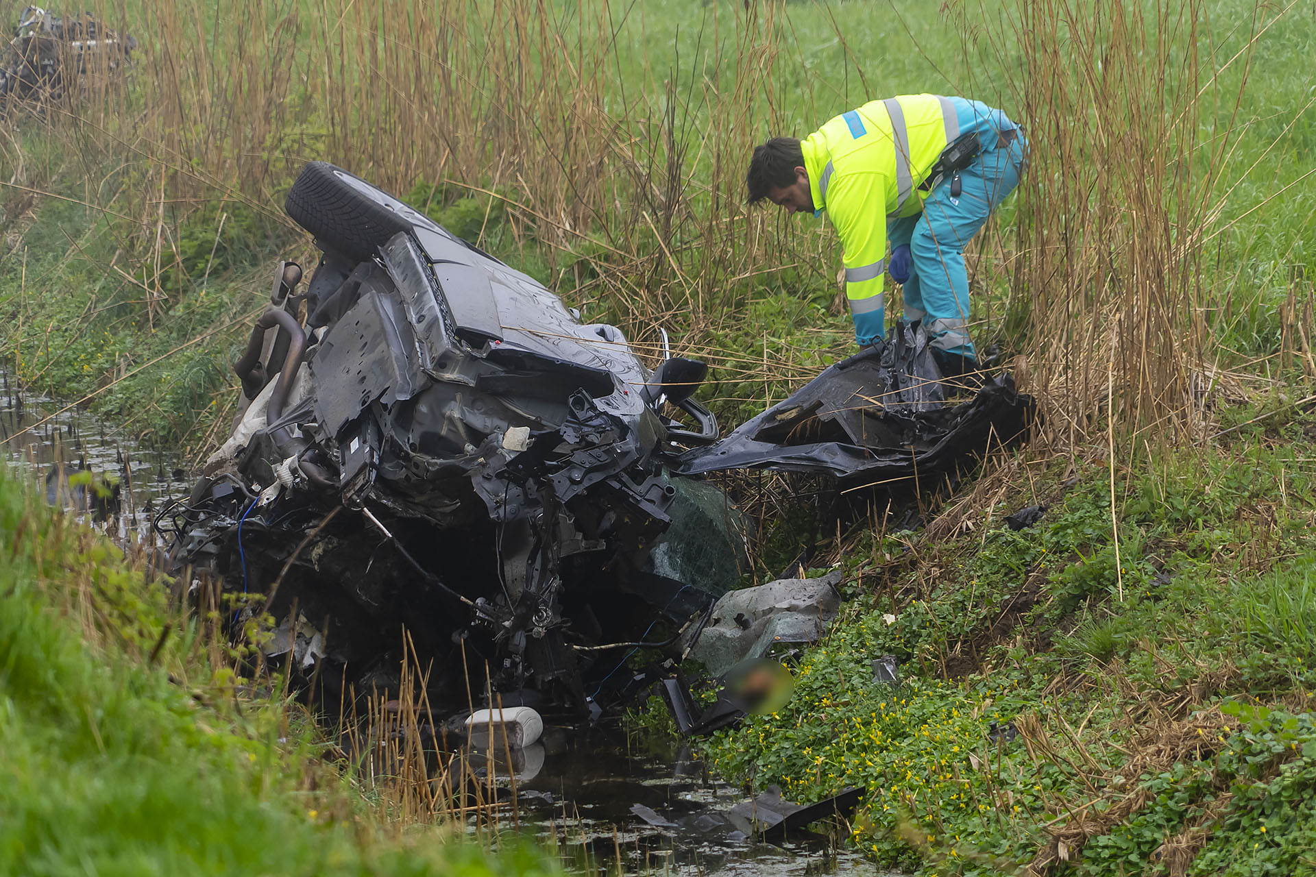 UPDATE: Automobilist overlijdt na frontale aanrijding tegen boom