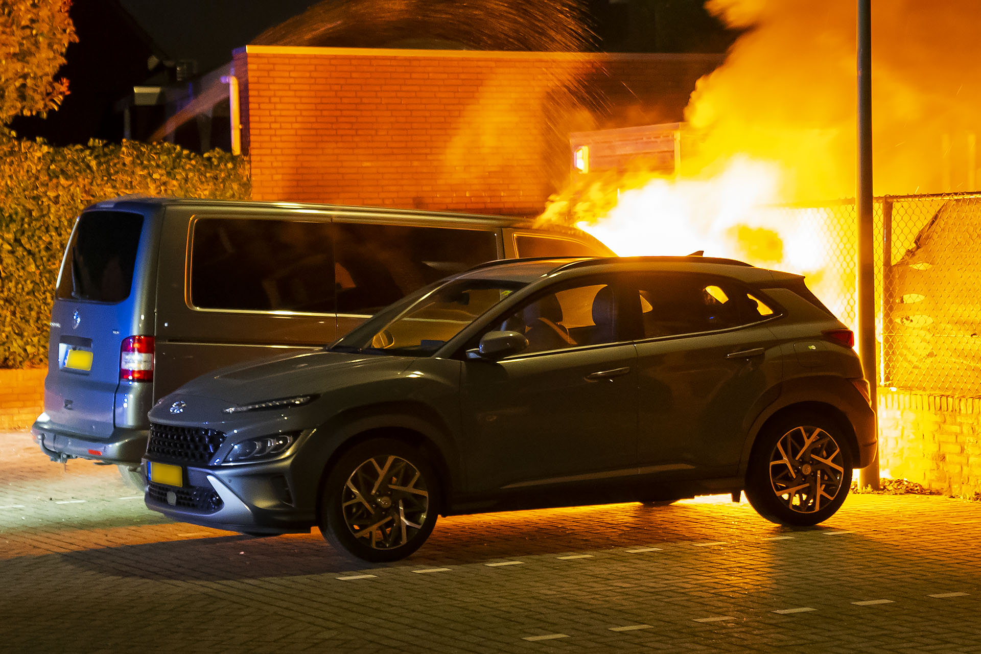 Busje gaat in vlammen op na brand