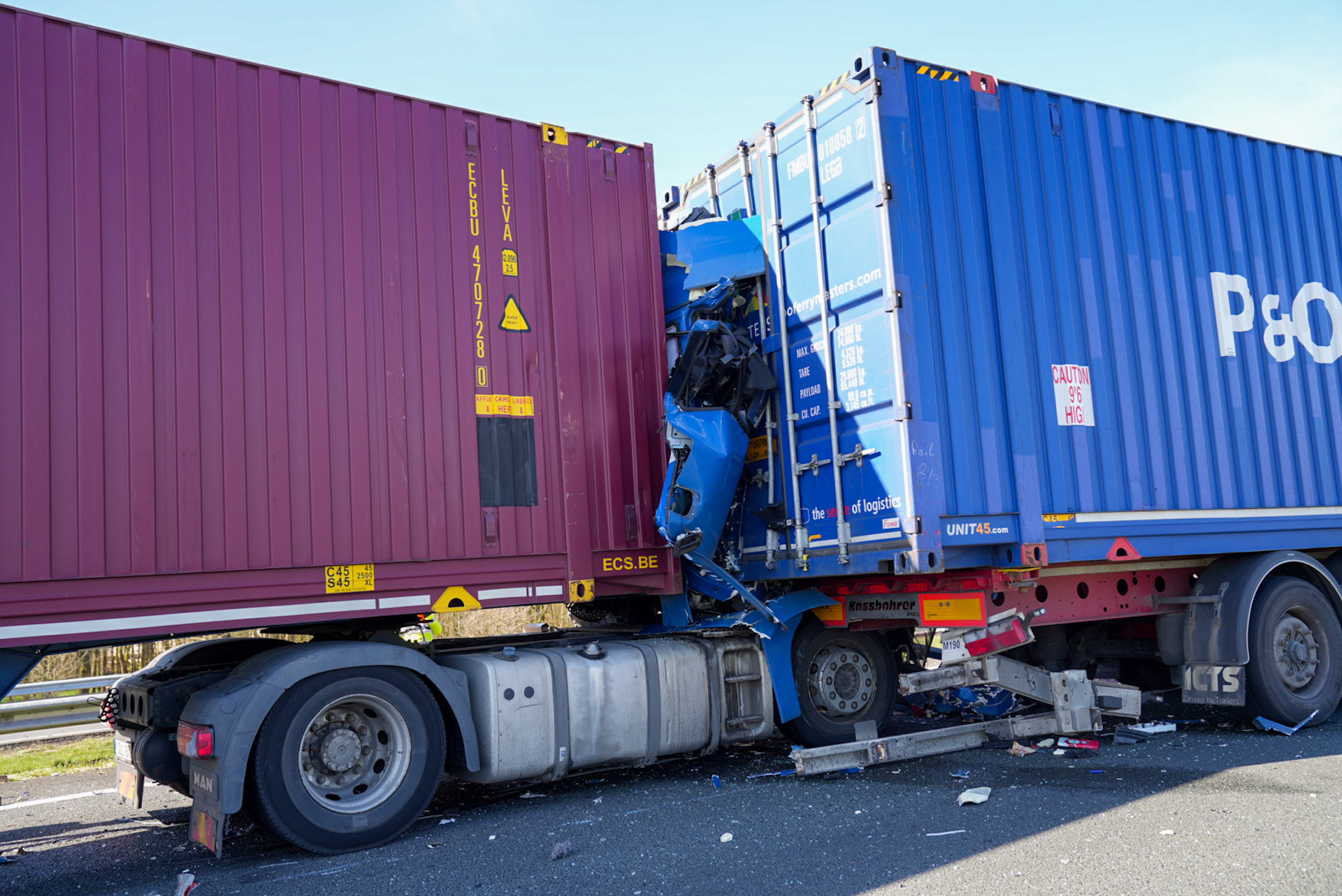 Een wonder op de snelweg: Vrachtwagenchauffeur ongedeerd na ernstige botsing