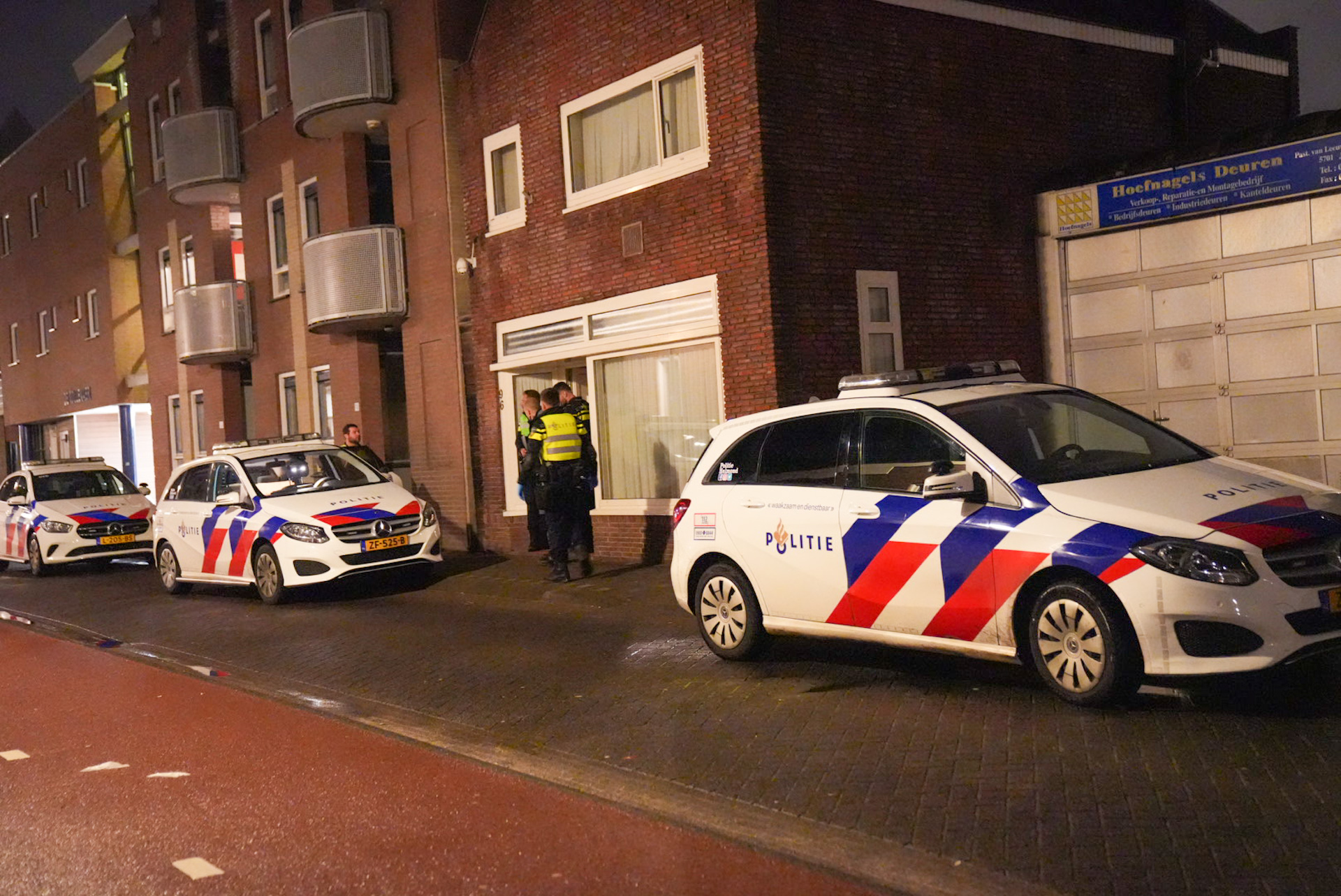 Meerdere overvallers dringen huis binnen en bedreigen bewoners