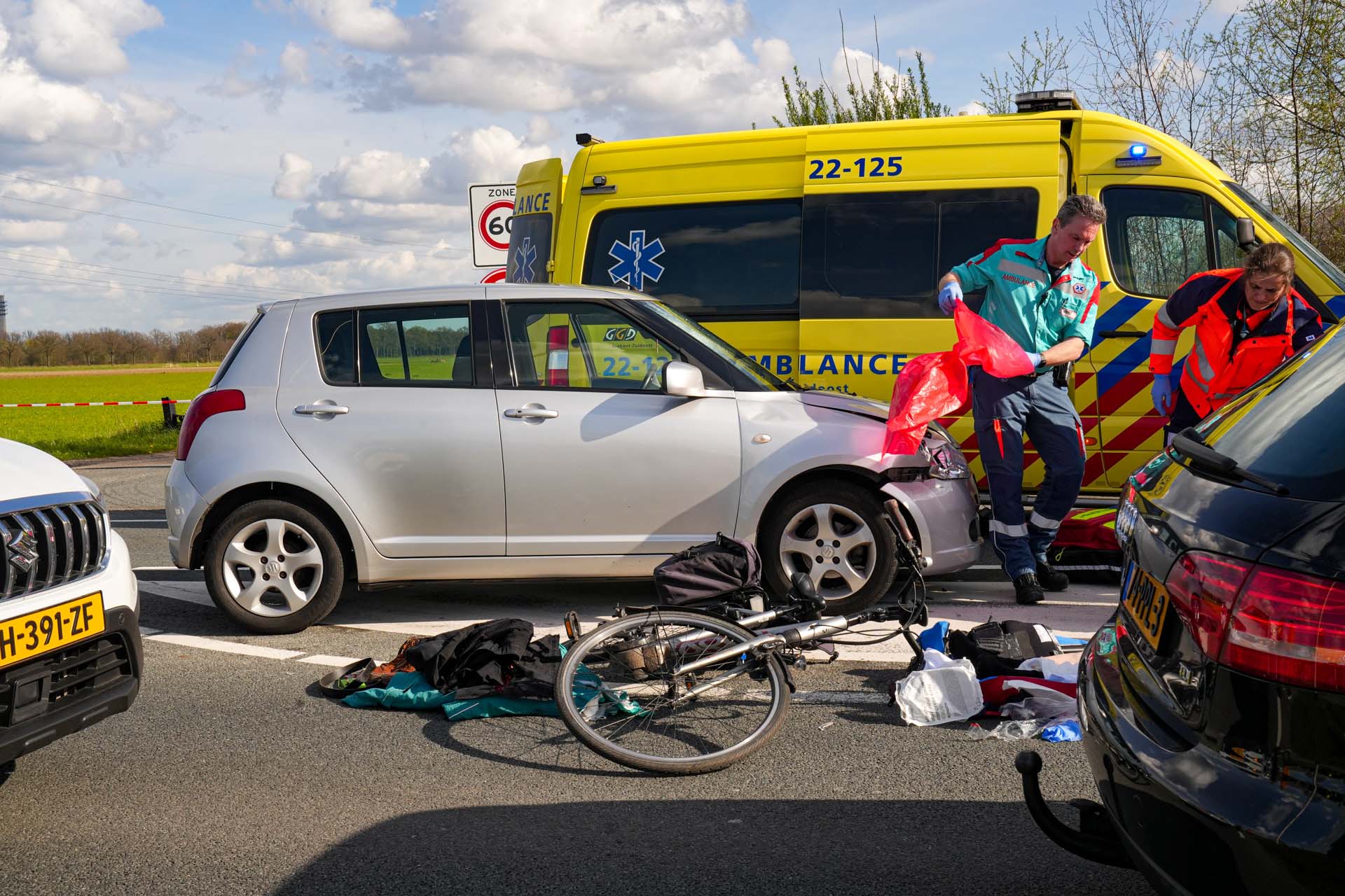 Vrouw geschept door auto en raakt zwaargewond