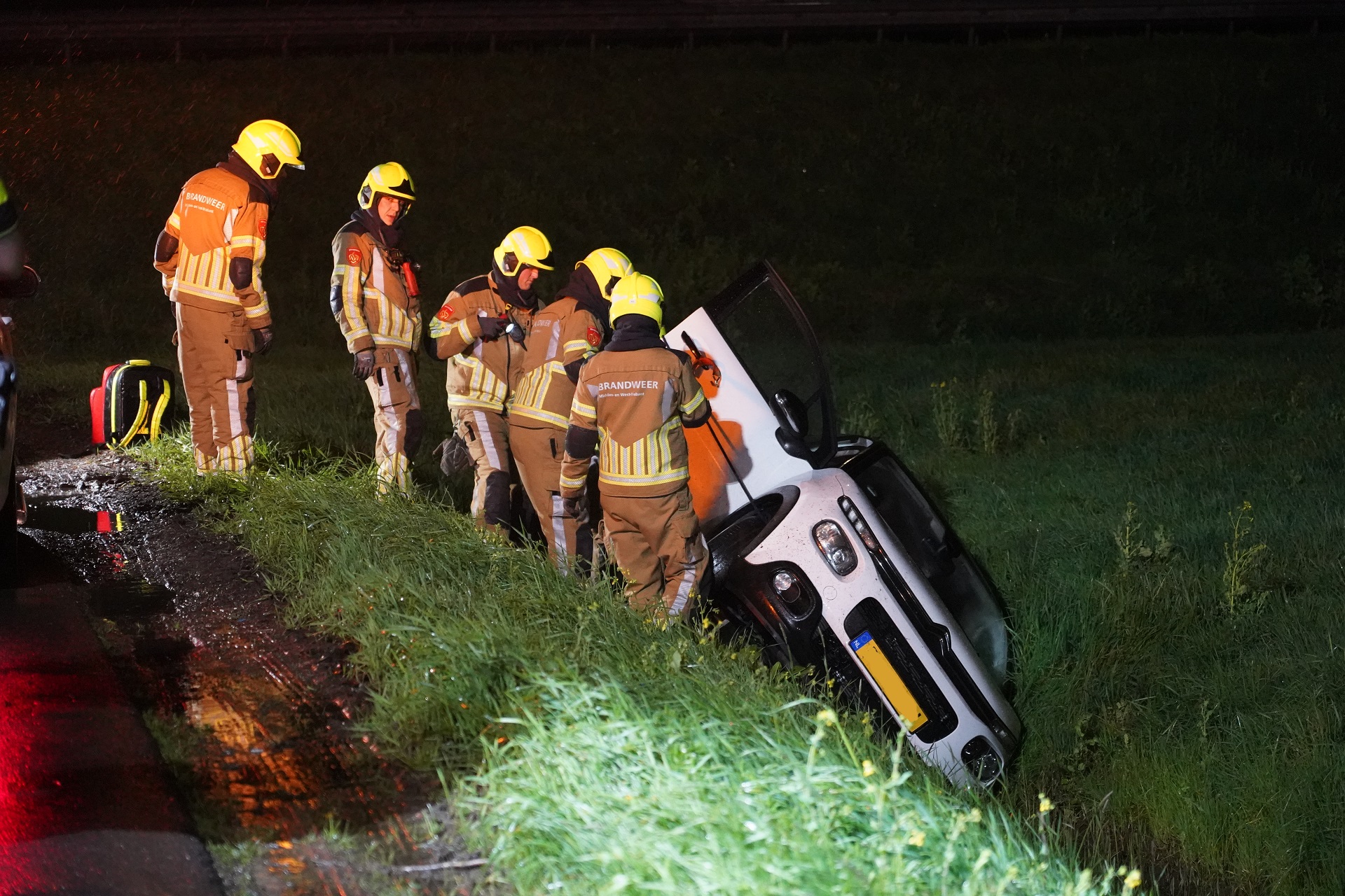 Brandweer bevrijdt drie vrouwen uit auto in sloot