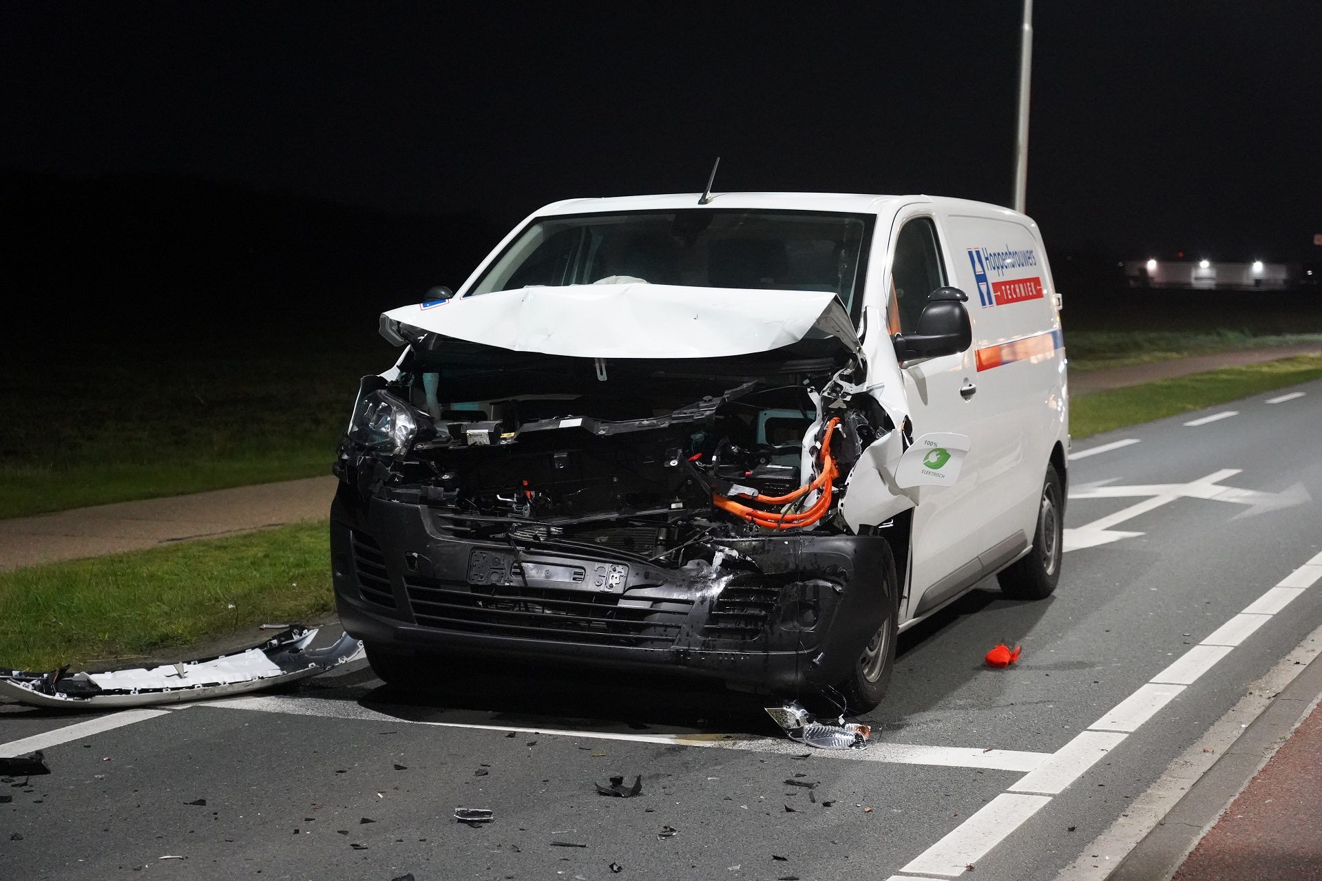 Busje botst op auto in Dongen, veel schade
