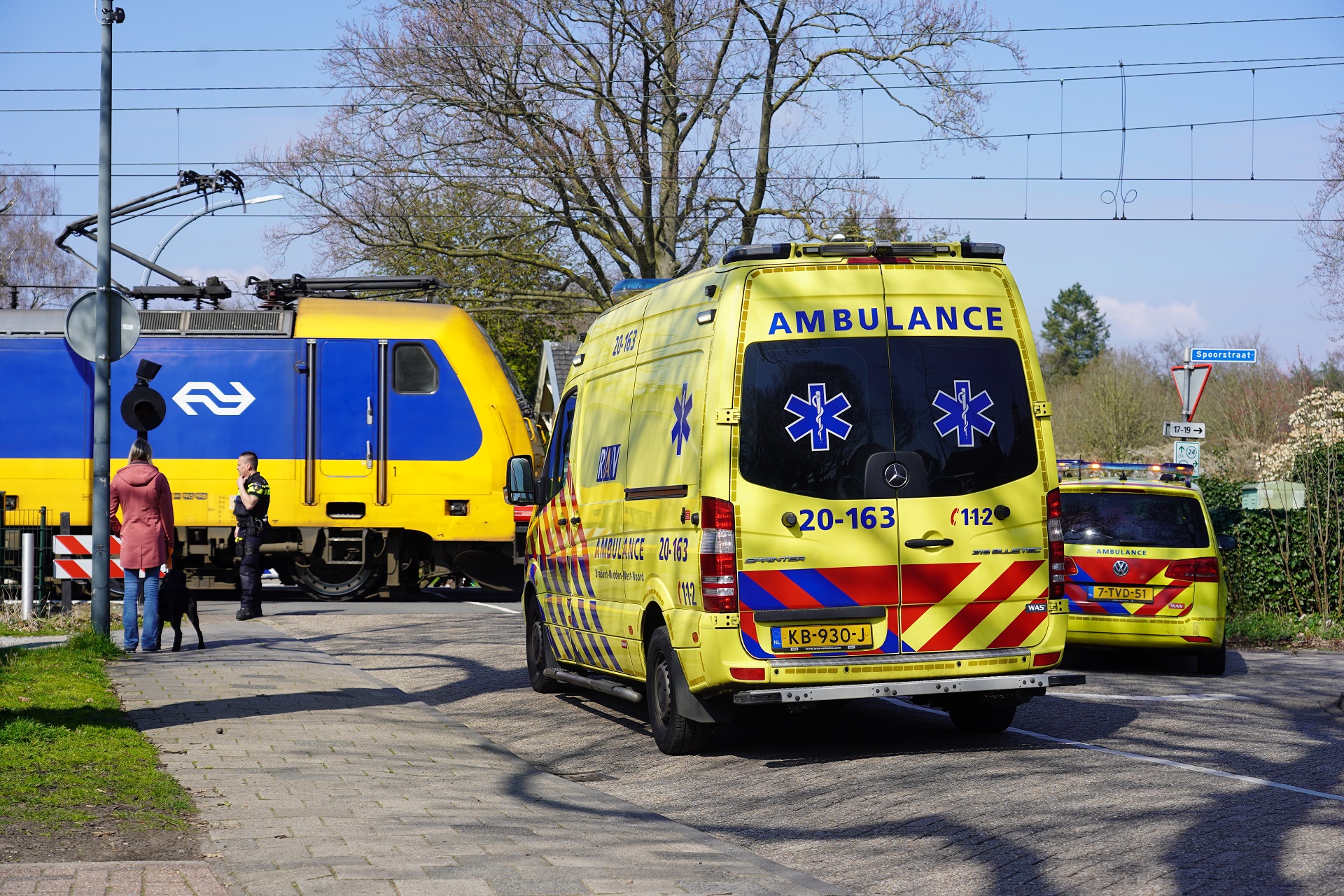 Paard schrikt van trein en begint te steigeren, amazone gewond