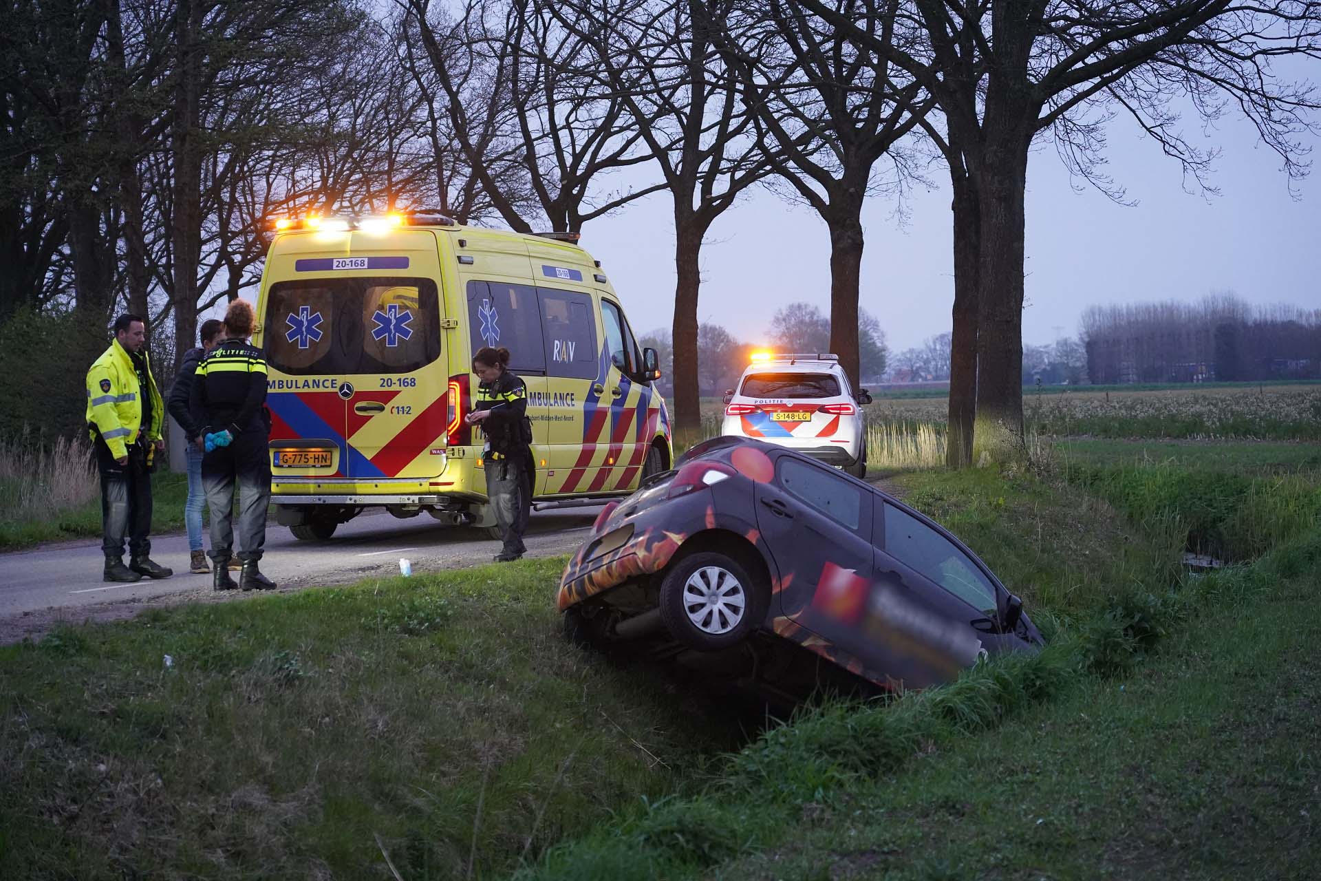 Maaltijdbezorgster komt met auto in de sloot terecht