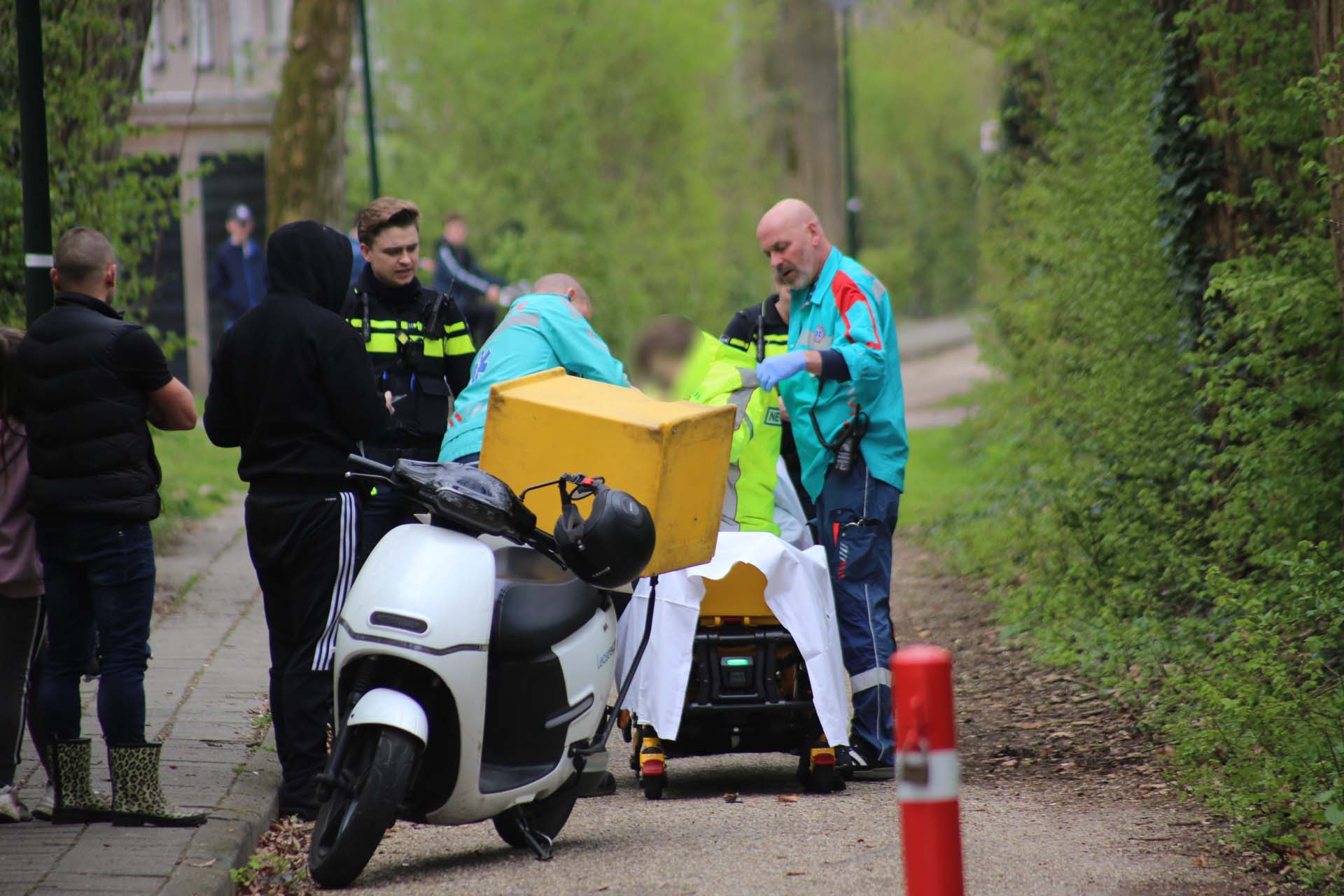 Pizzabezorger gewond bij ongeval, politie brengt pizza naar bezorgadres