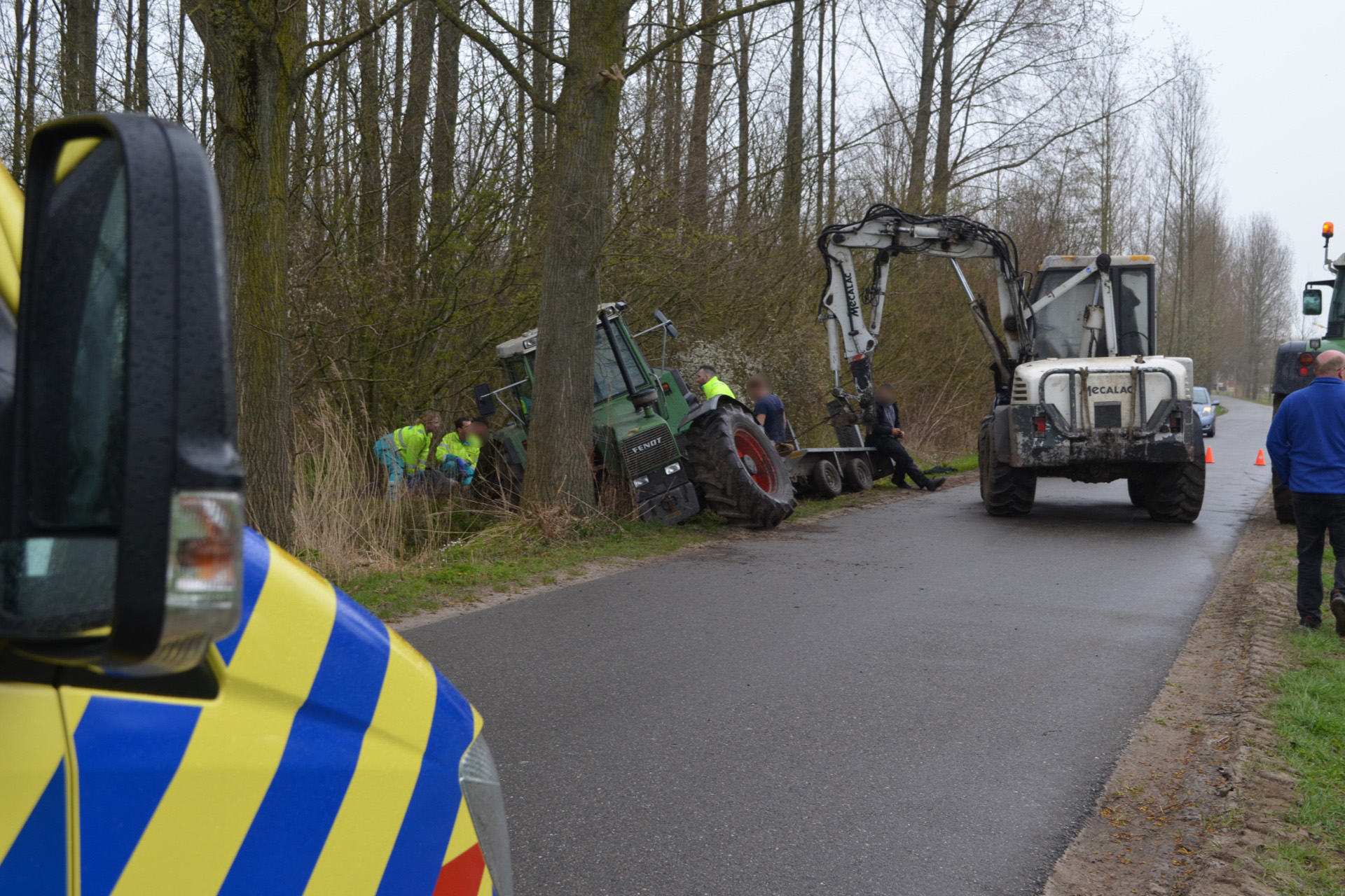 Tractor met platte kar botst tegen boom, meerdere gewonden