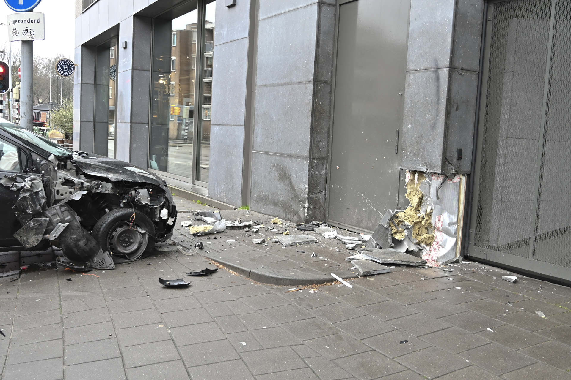 Automobilist ramt gevel; bestuurder aangehouden