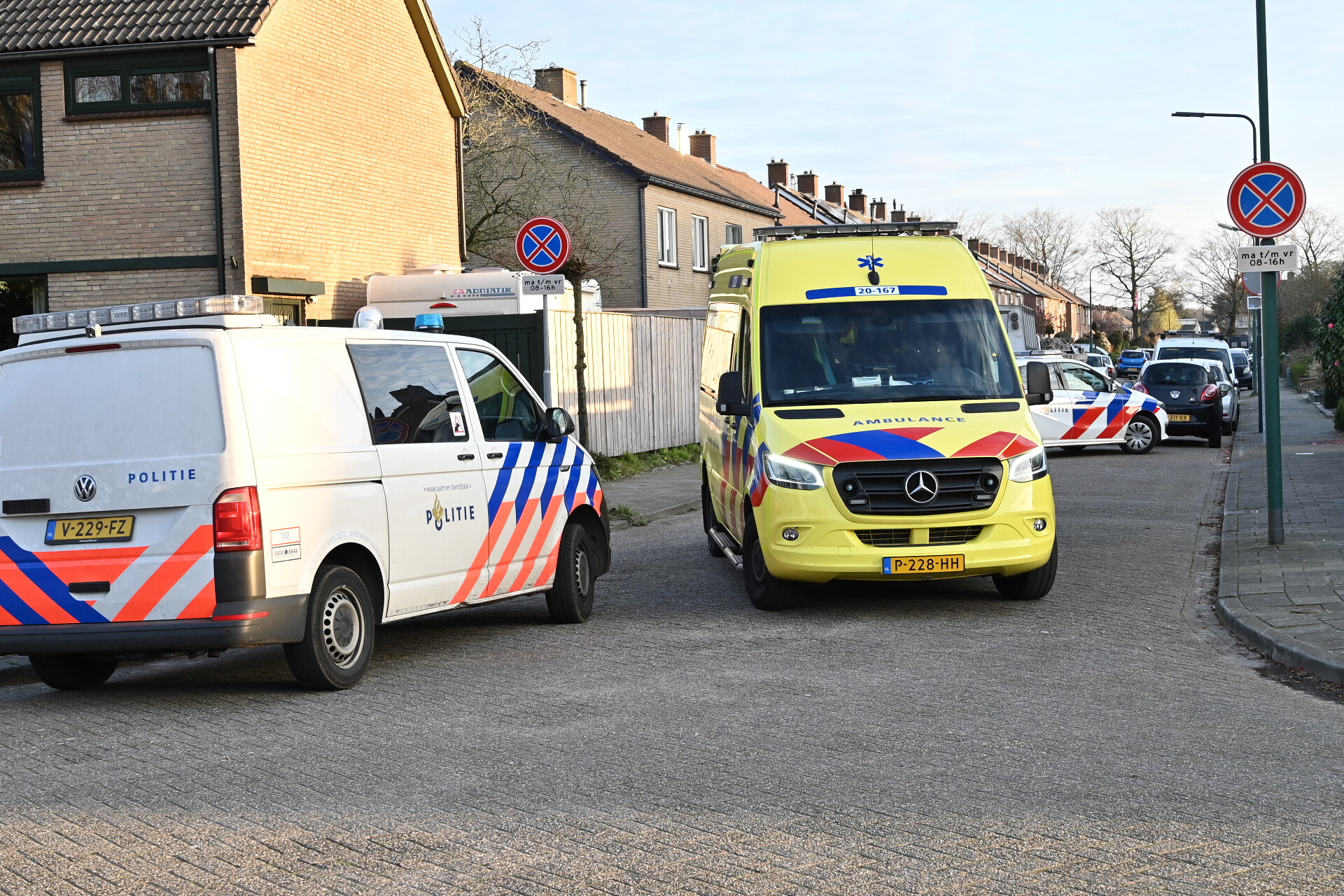 Man gewond geraakt bij steekincident op schoolplein