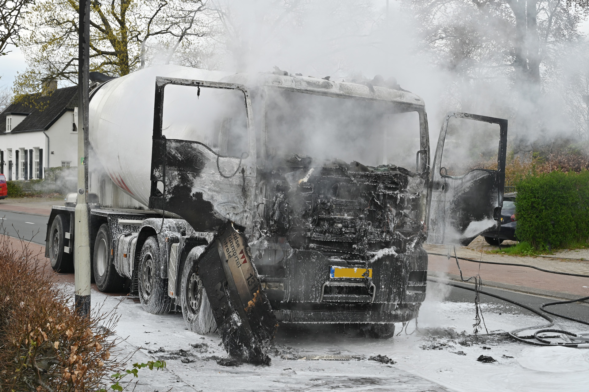 Betonmixer vliegt in brand in Breda