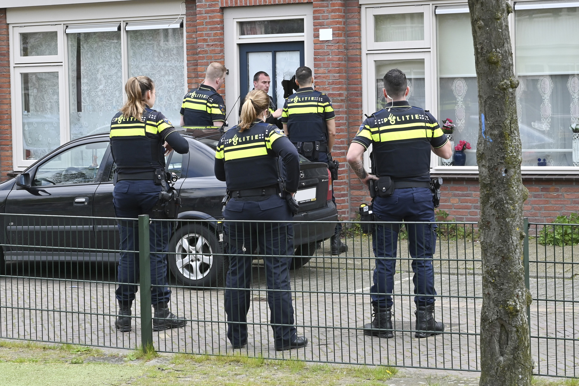 Politie ramt deur van huis eruit bij inval