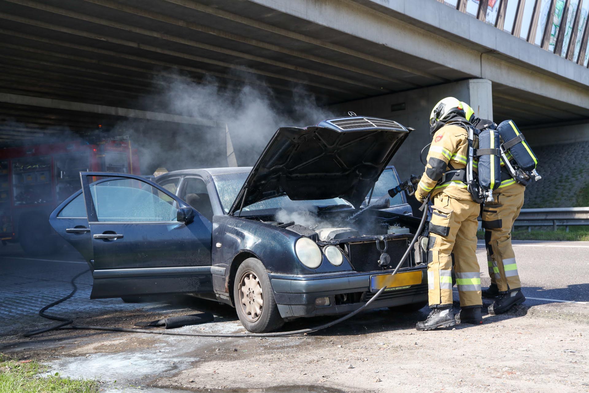 Personenauto vat al rijdend vlam