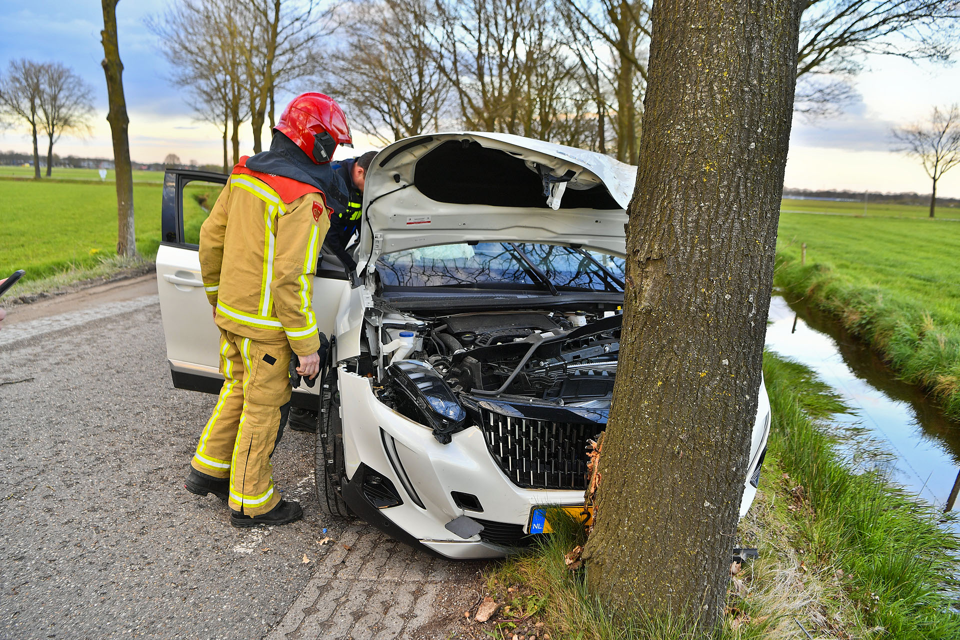 Dronken man rijdt tegen boom aan en raakt gewond