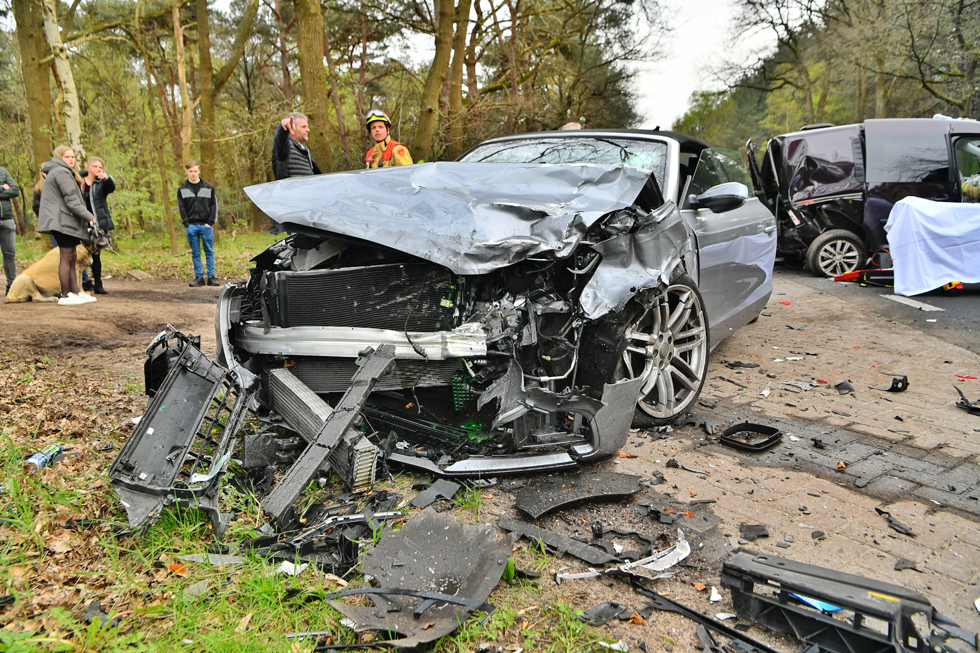 Weg bezaaid met spullen na ongeluk tussen drie auto’s