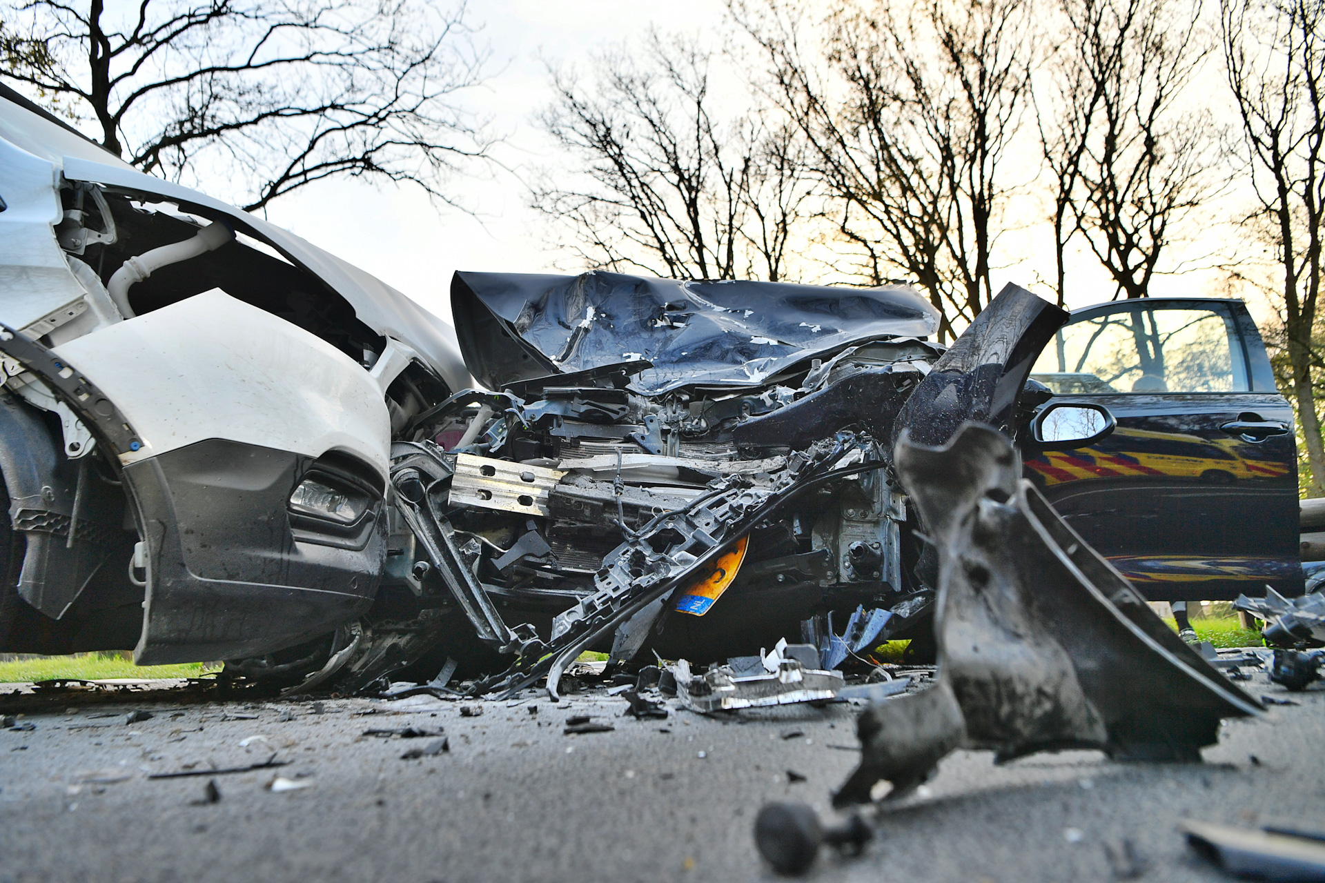 Frontale aanrijding tussen bestelbus en personenauto
