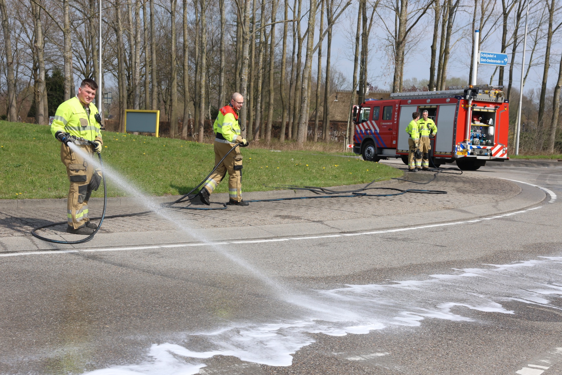 Motorrijder onderuit door vervuild wegdek