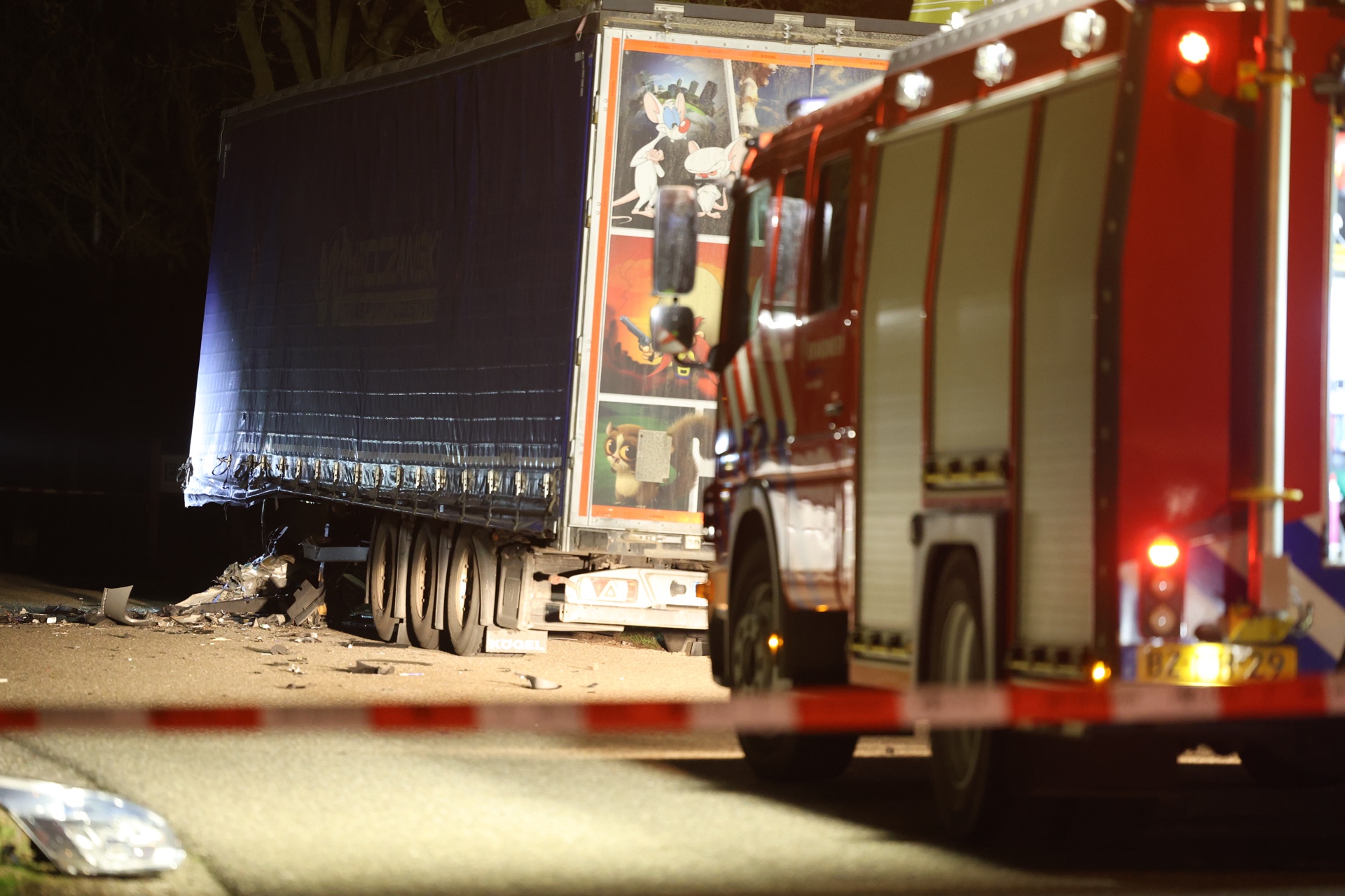 Automobilist (33) dood na botsing op stilstaande vrachtwagentrailer, chauffeur opgepakt