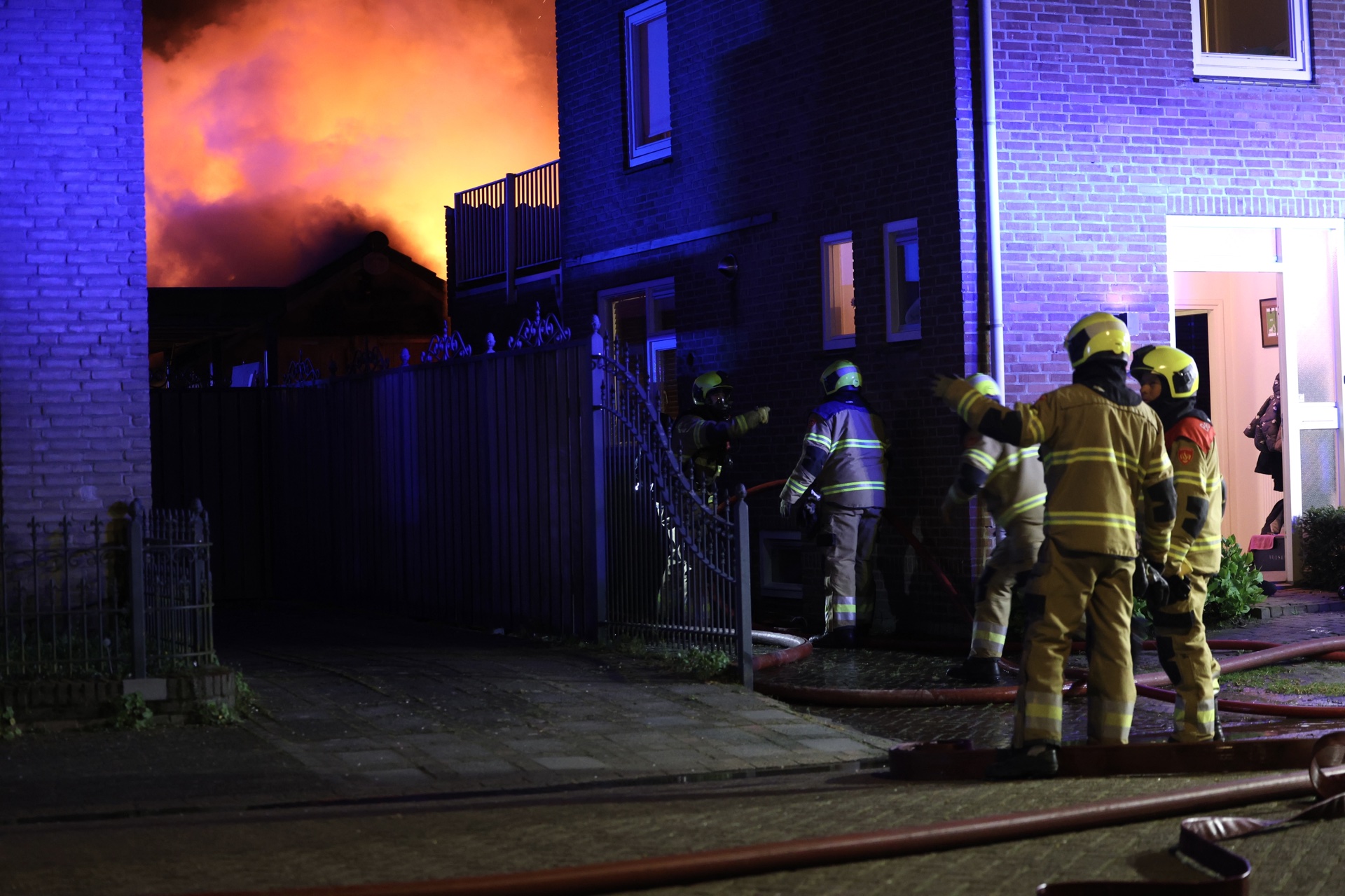 Felle uitslaande brand in schuur, bewoners in pyjama naar buiten