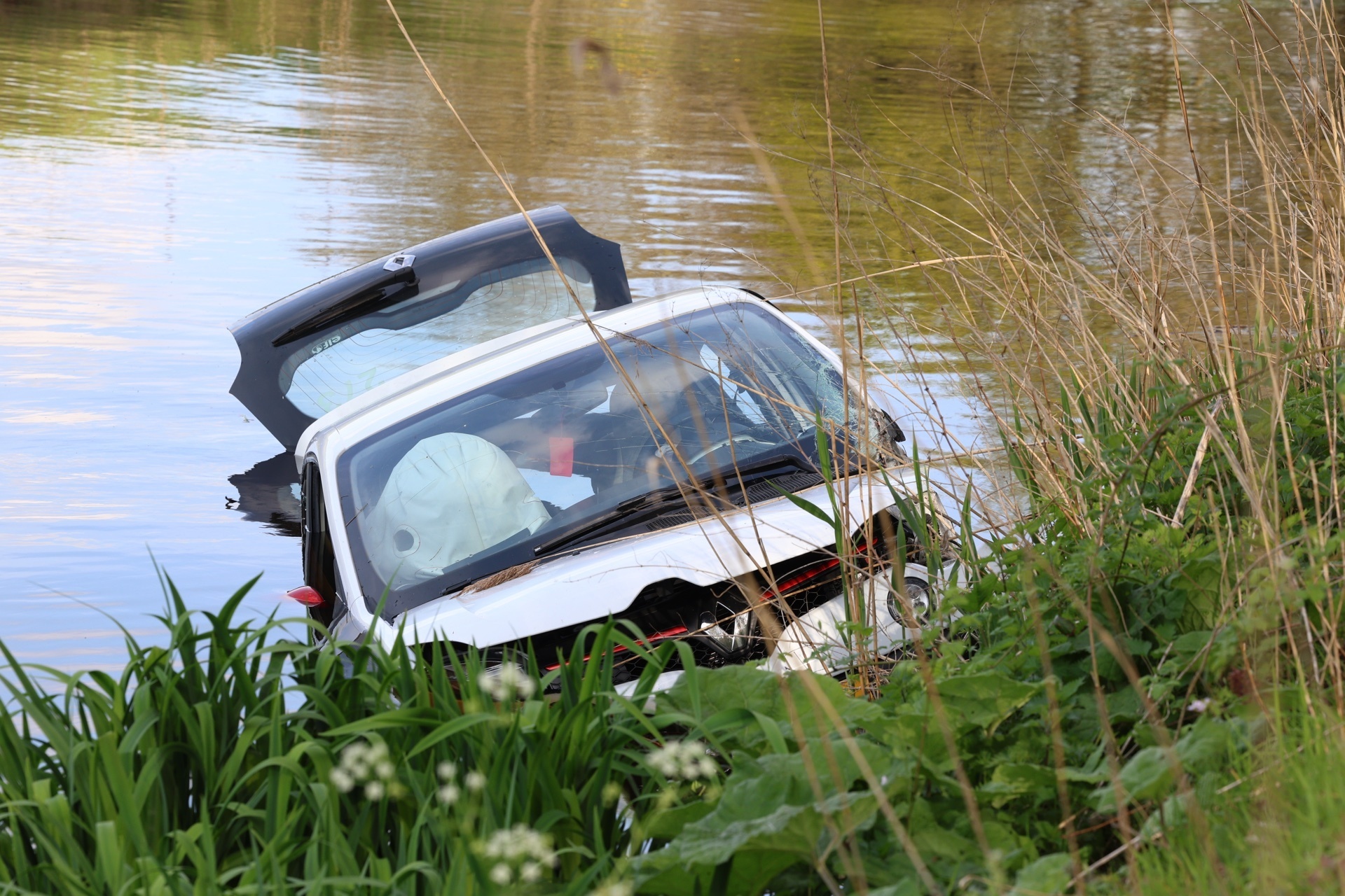 Auto komt in water terecht, bestuurder spoorloos