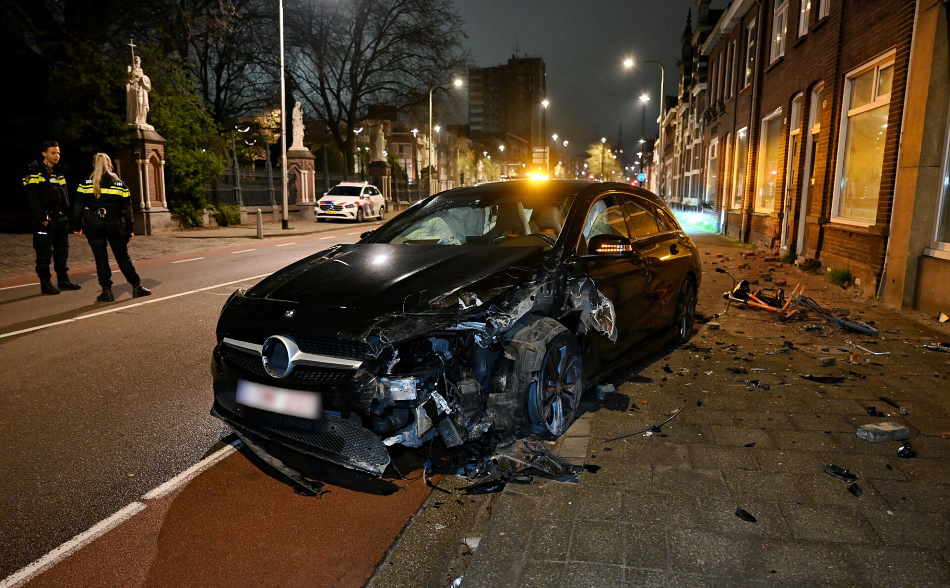 Automobilist ramt met hoge snelheid een woning