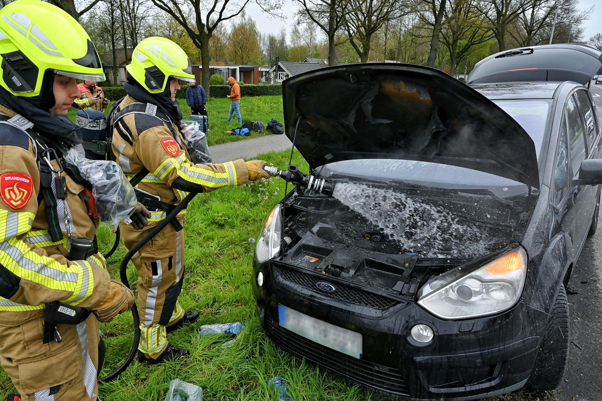 Auto vliegt in brand tijdens het rijden, inzittenden proberen te blussen met drinkwater