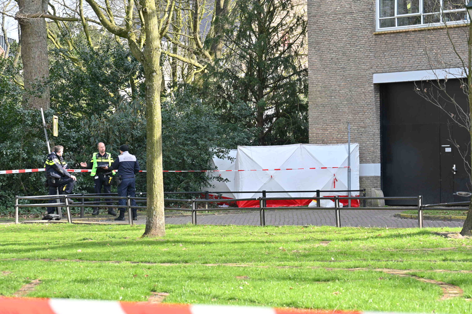 Dode gevonden in het park, politie zet omgeving af