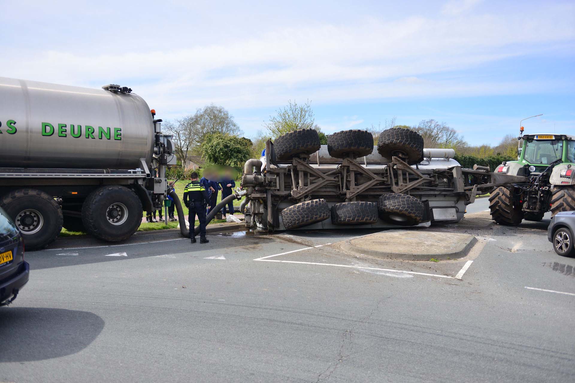 Gierton achter tractor gekanteld