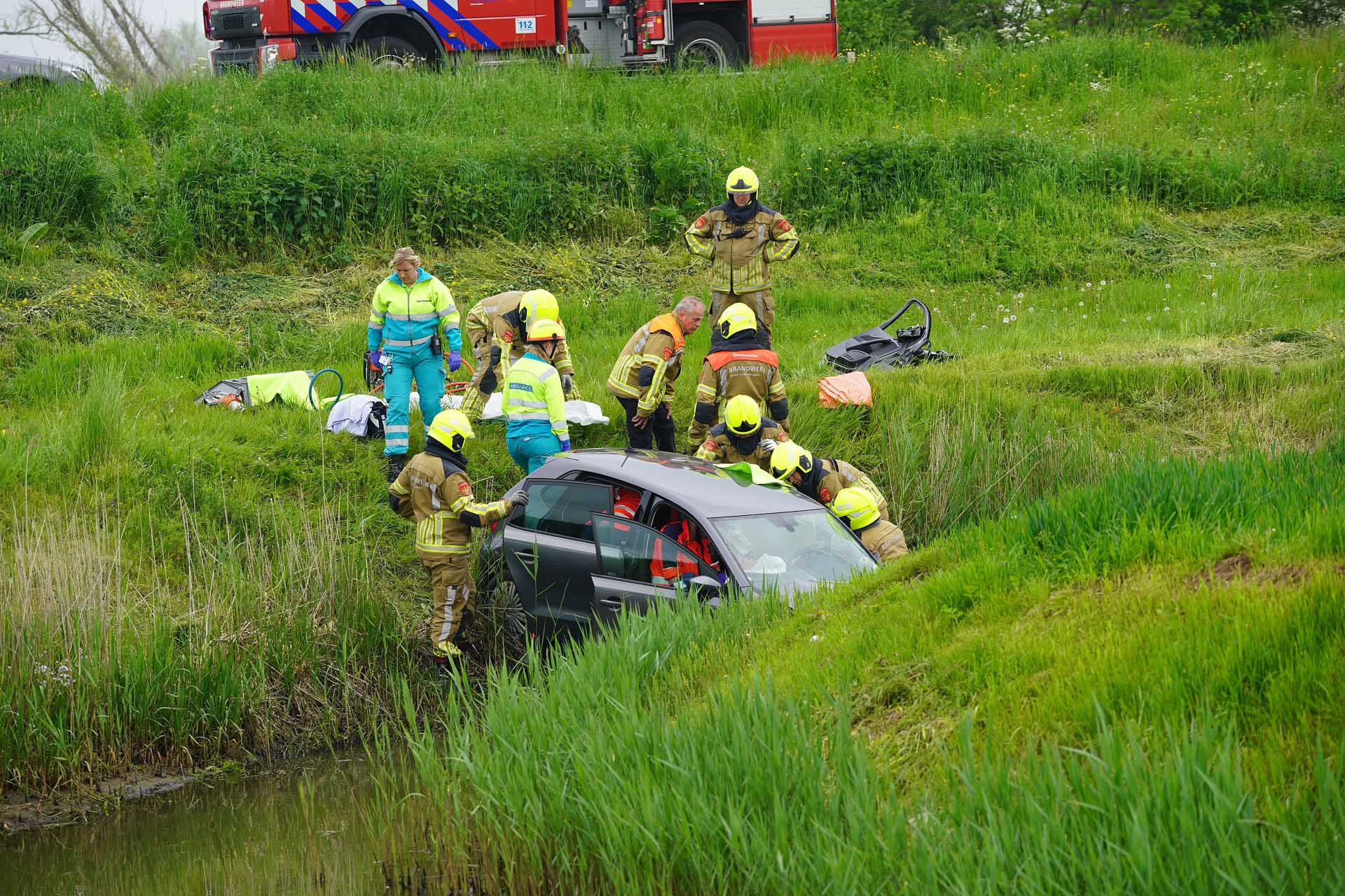 Twee gewonden na forse aanrijding tussen auto en busje