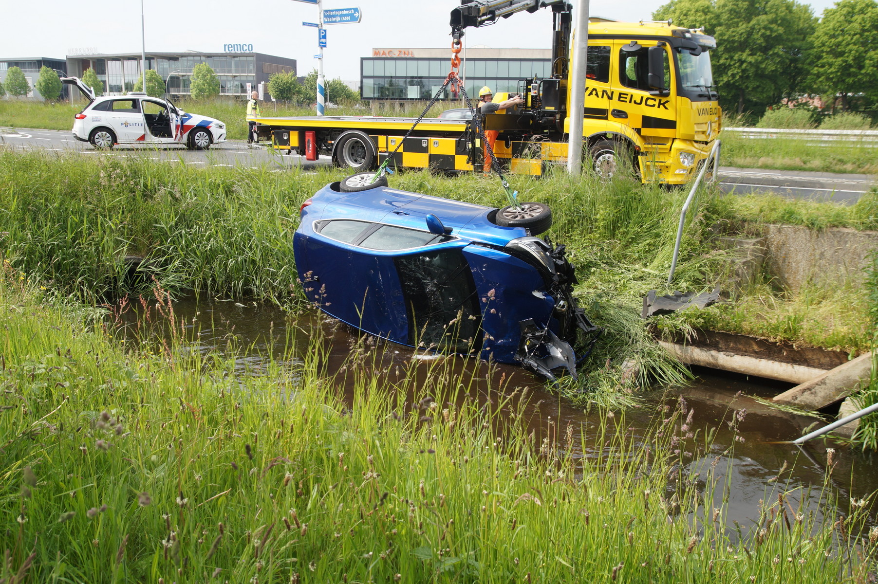 Auto komt in de sloot terecht