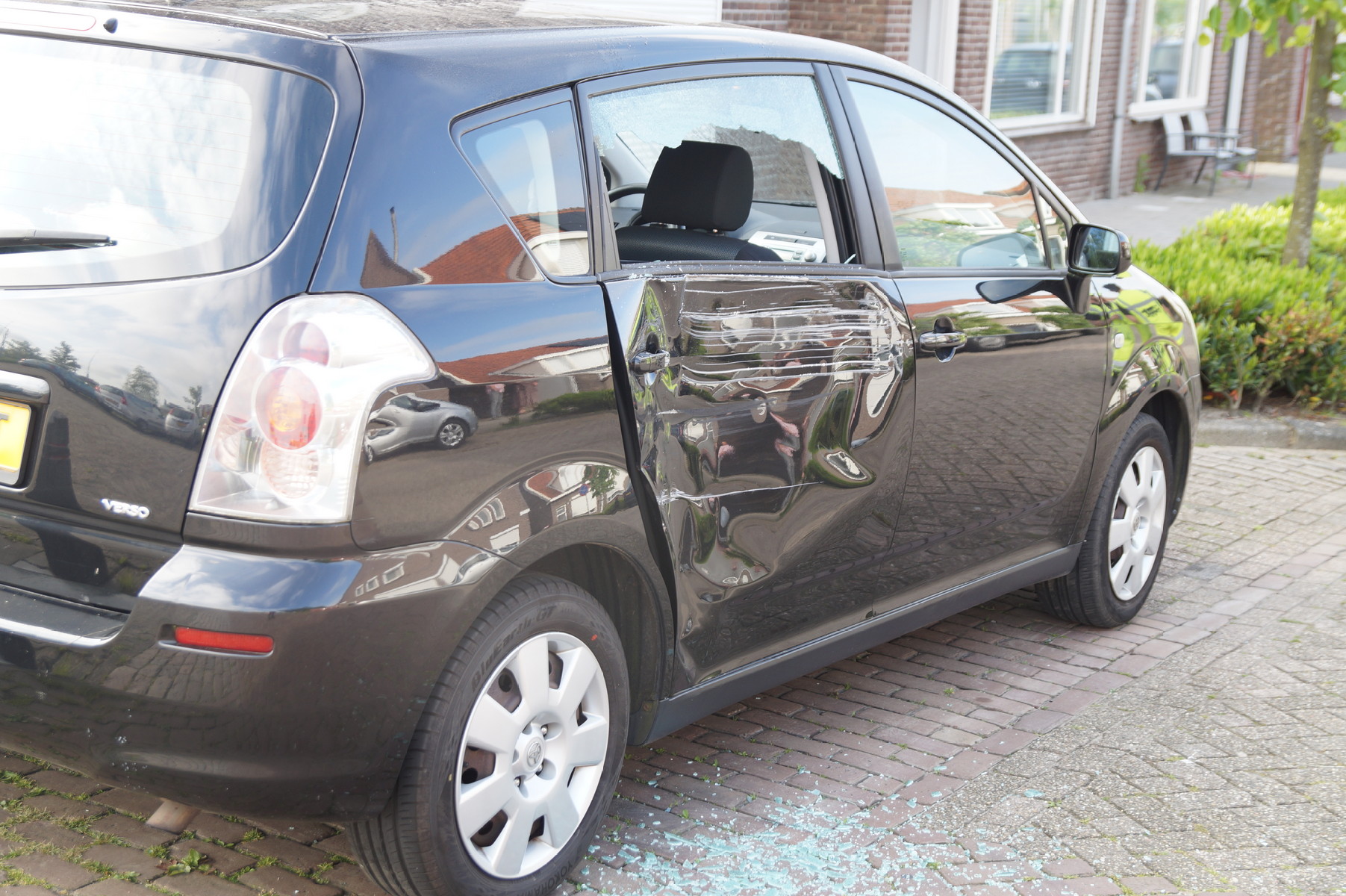 Automobilist ramt geparkeerde auto en gaat ervandoor