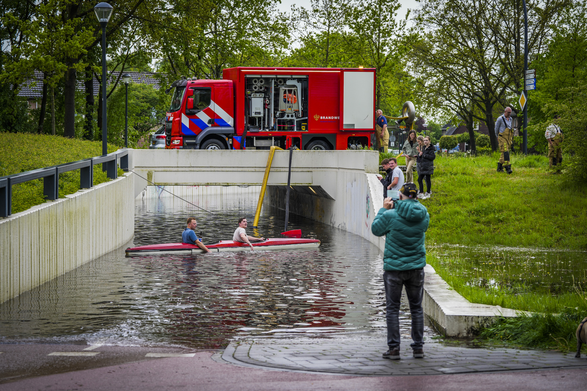 Jongeren Varen Met Kano In Ondergelopen Fietstunnel Brabant