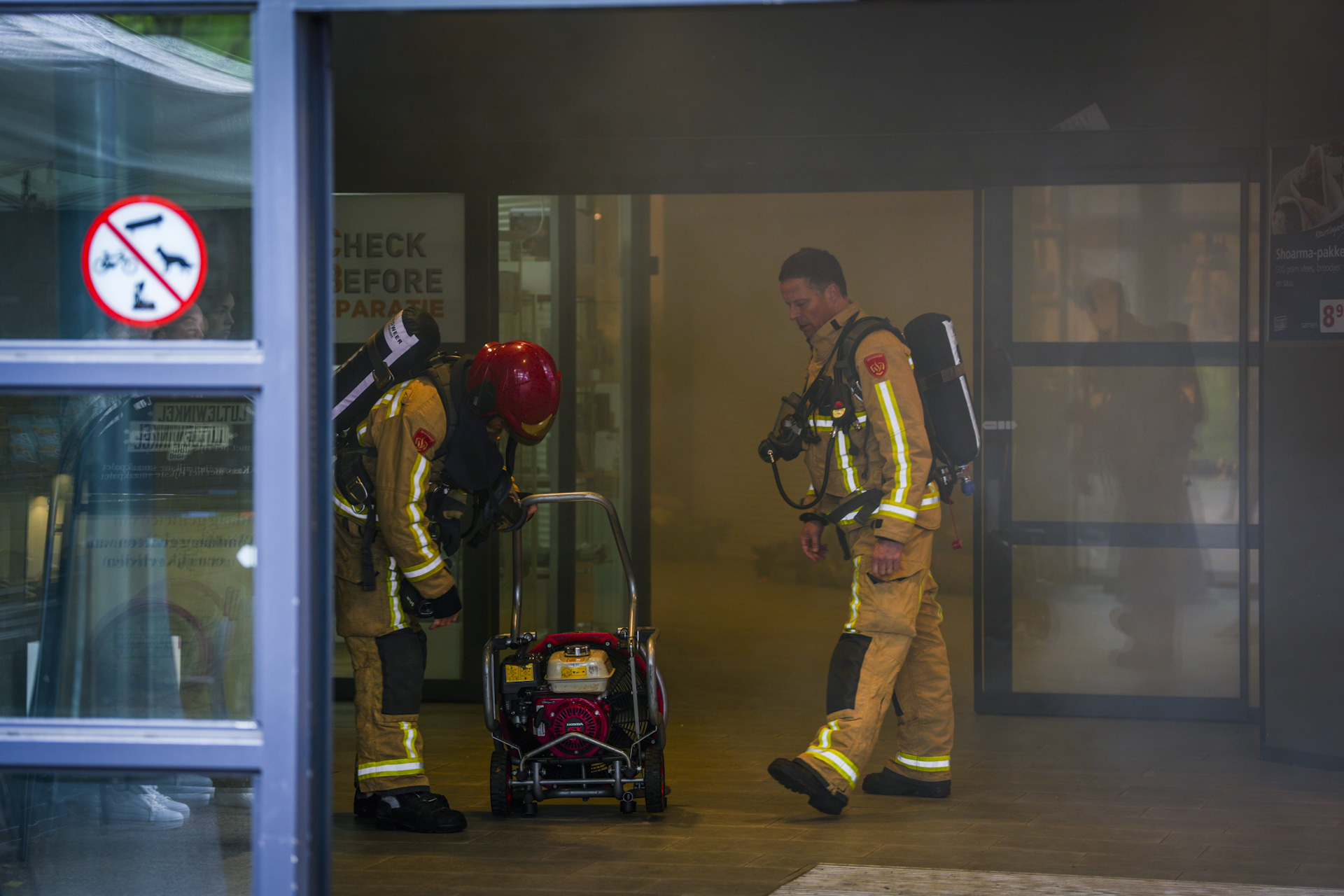 Winkelcentrum ontruimd: gebouw vol met rook