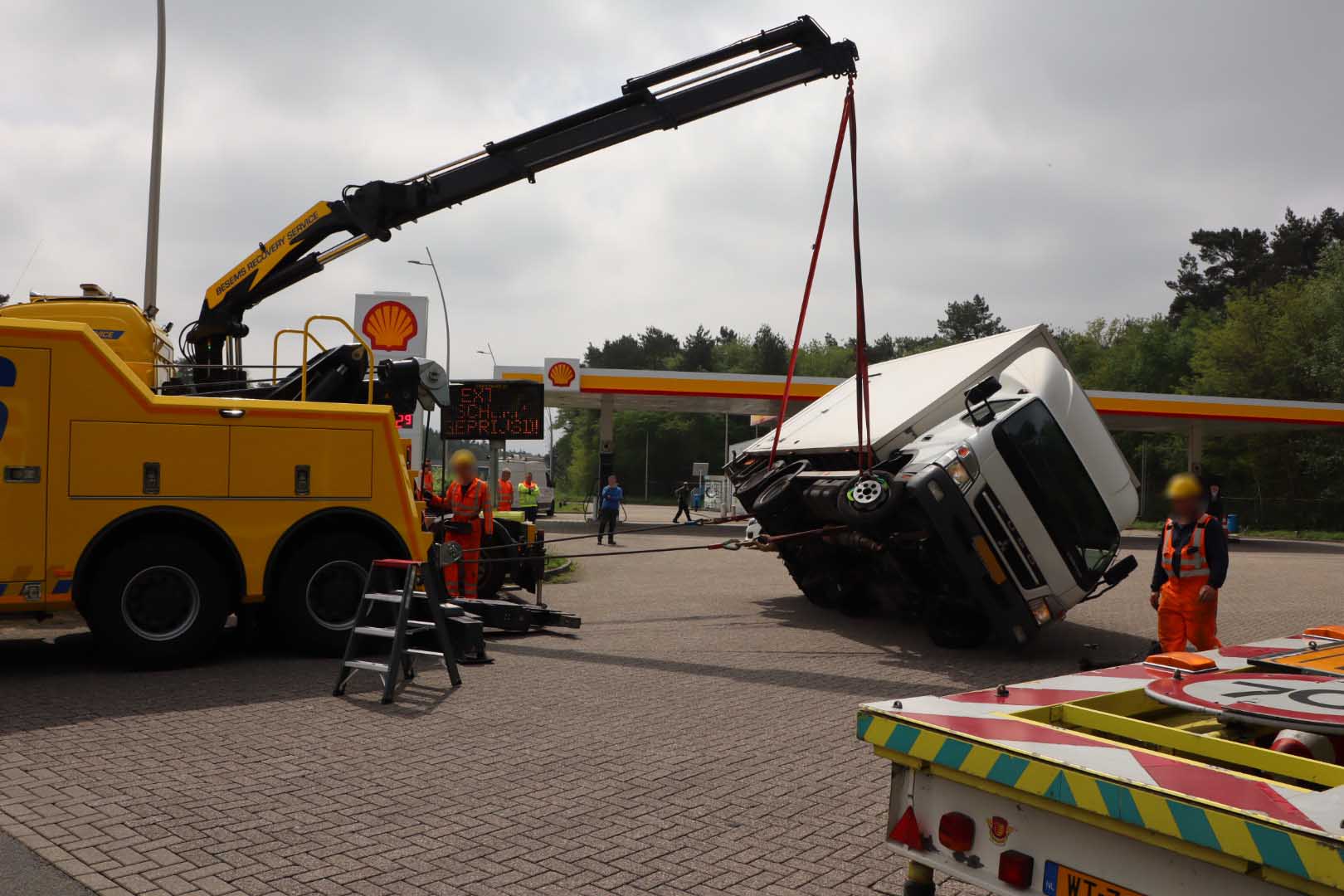 Vrachtwagentje komt op de zijkant terecht, bestuurder vermoedelijk onder invloed