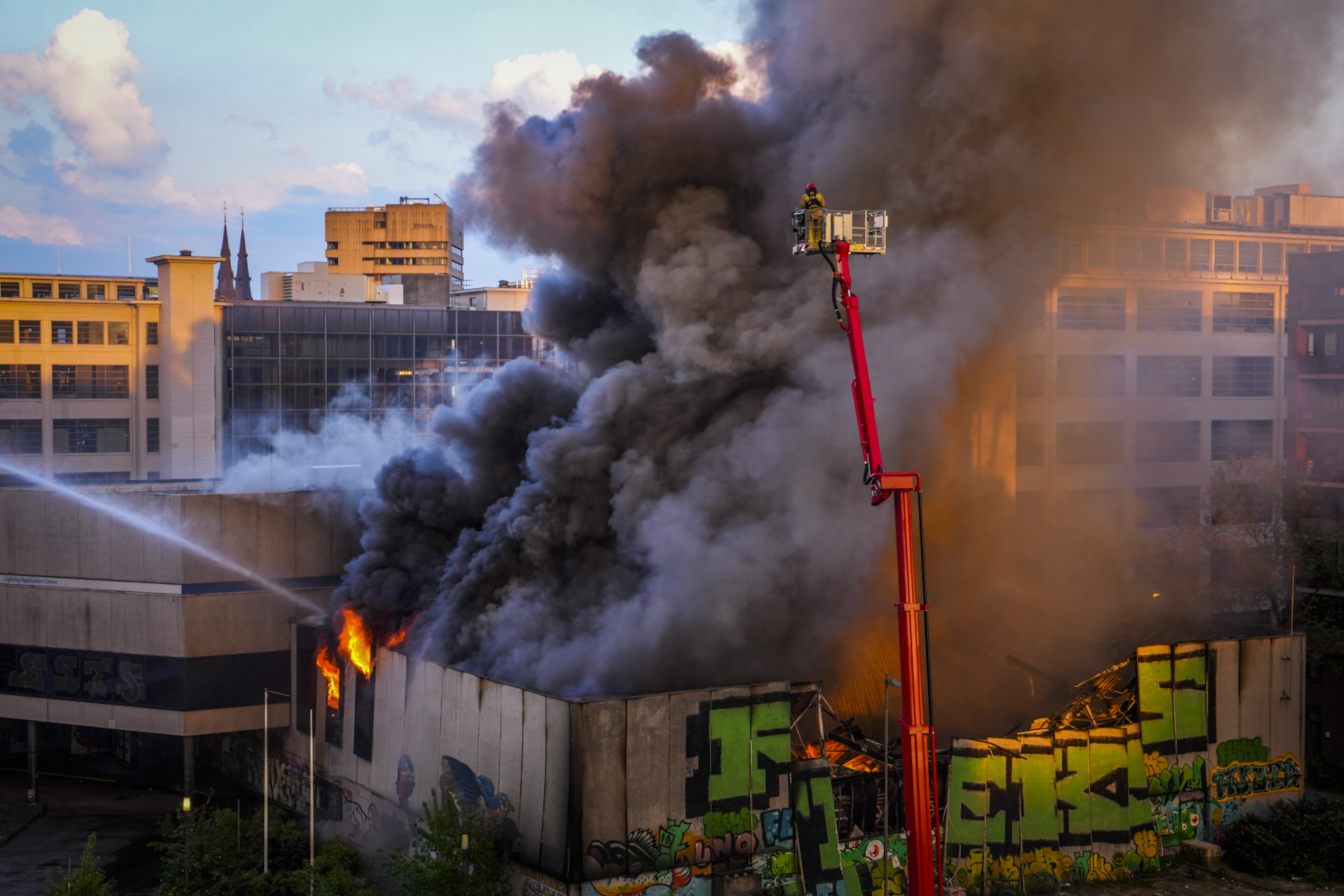 FOTOSERIE: Pand Eindhoven brandt uit, onduidelijk of er mensen binnen zijn