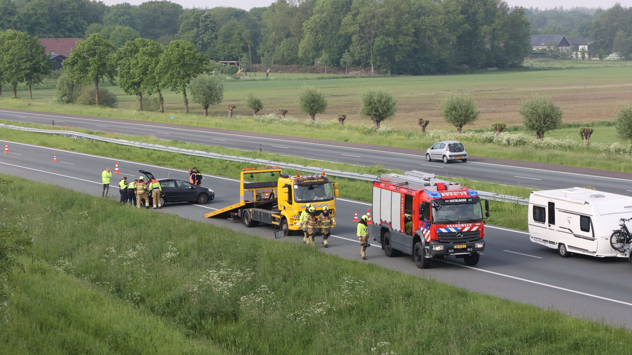 Personenauto slaat over de kop op snelweg