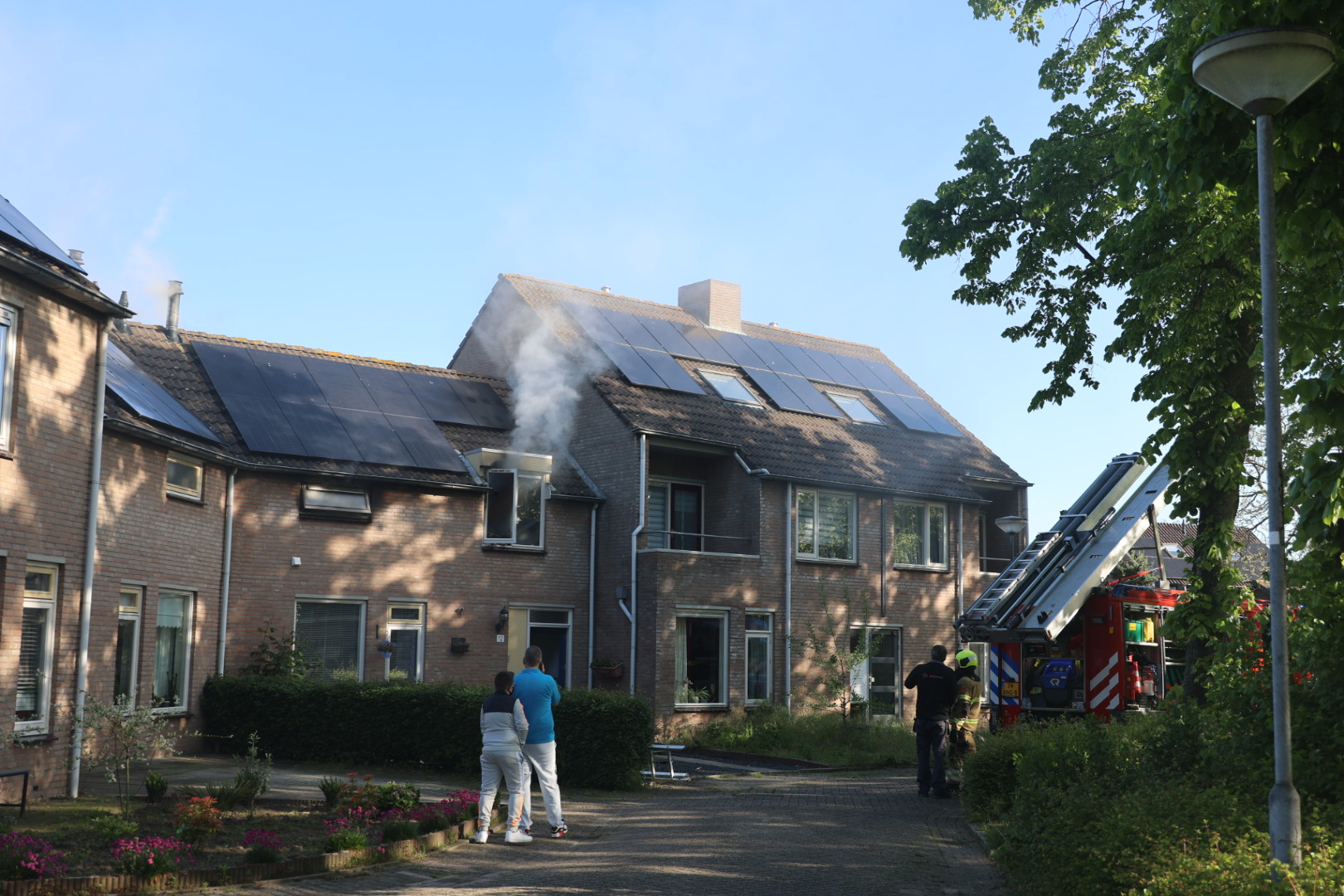 Vrouw raakt ernstig gewond bij woningbrand, traumaheli ingezet