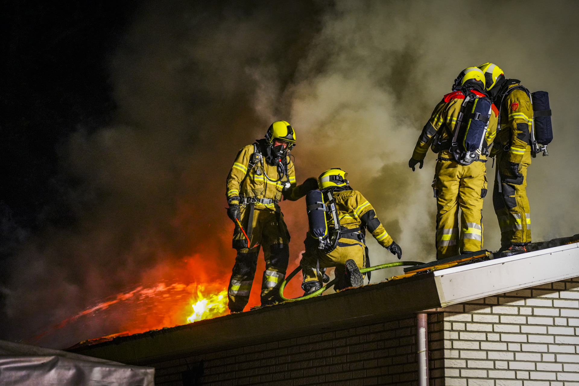 (fotoserie) woonwagen verwoest door felle brand in Gemert