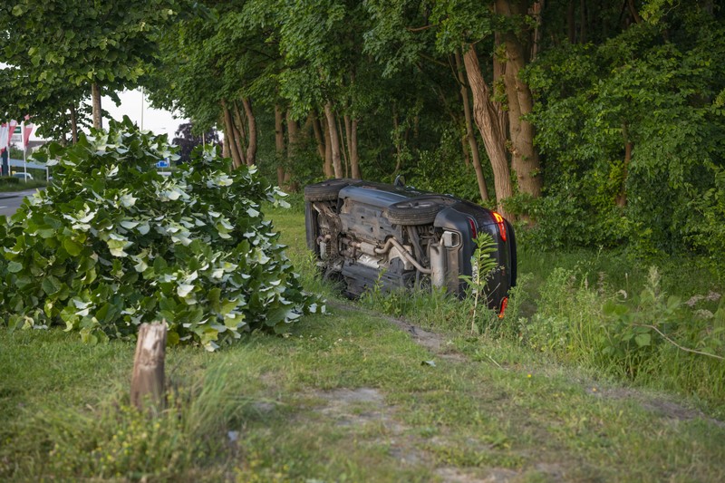 Automobilist aangehouden na eenzijdig ongeval: auto raakt boom en belandt op zijn kant
