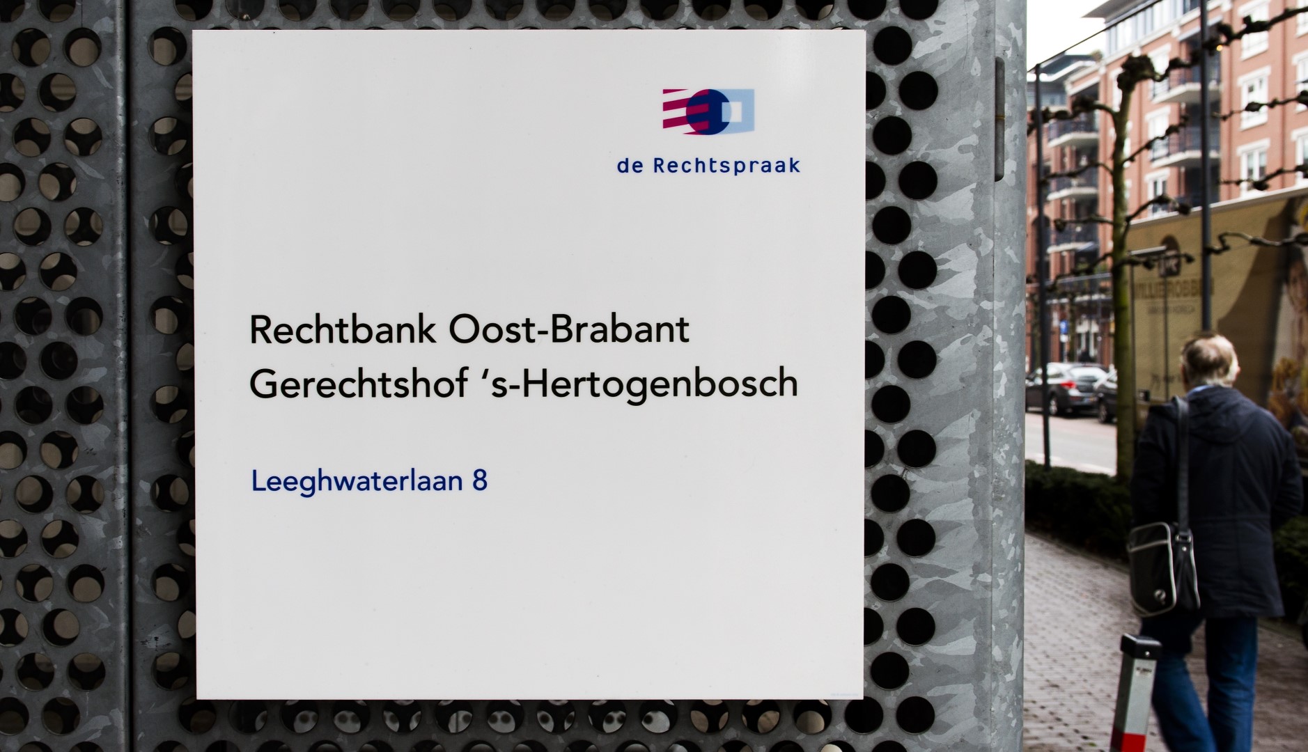 Man (76) pleegde jarenlang seksueel misbruik met verstandelijk beperkt meisje: cel en tbs geëist