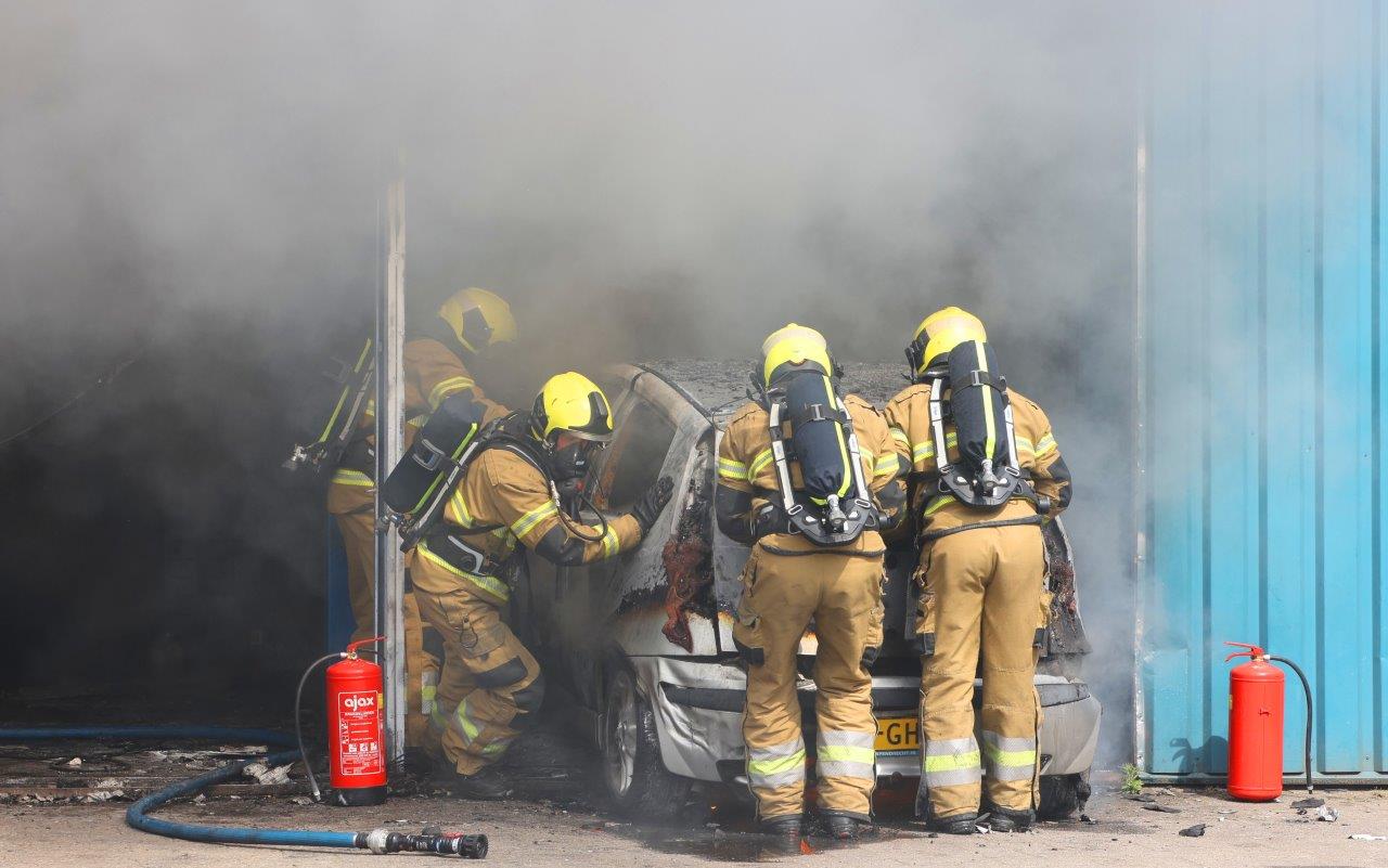 Brand bij autogarage door brandstoflekkage